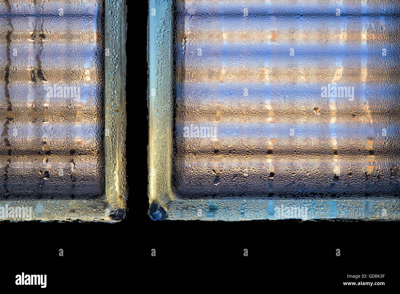 La Condensation sur un bloc de verre fenêtre crée un motif intéressant Banque D'Images