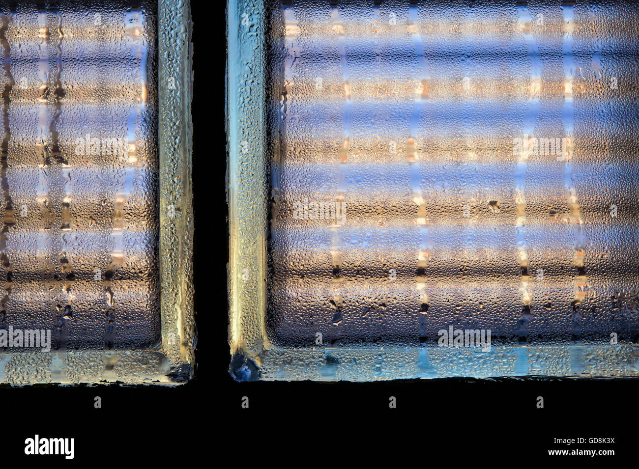 La Condensation sur un bloc de verre fenêtre crée un motif intéressant Banque D'Images