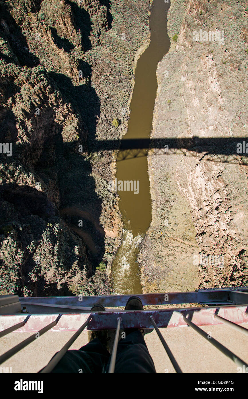 Pont en acier sur le fleuve Rio Grande près de Taos, New Mexico, USA Banque D'Images