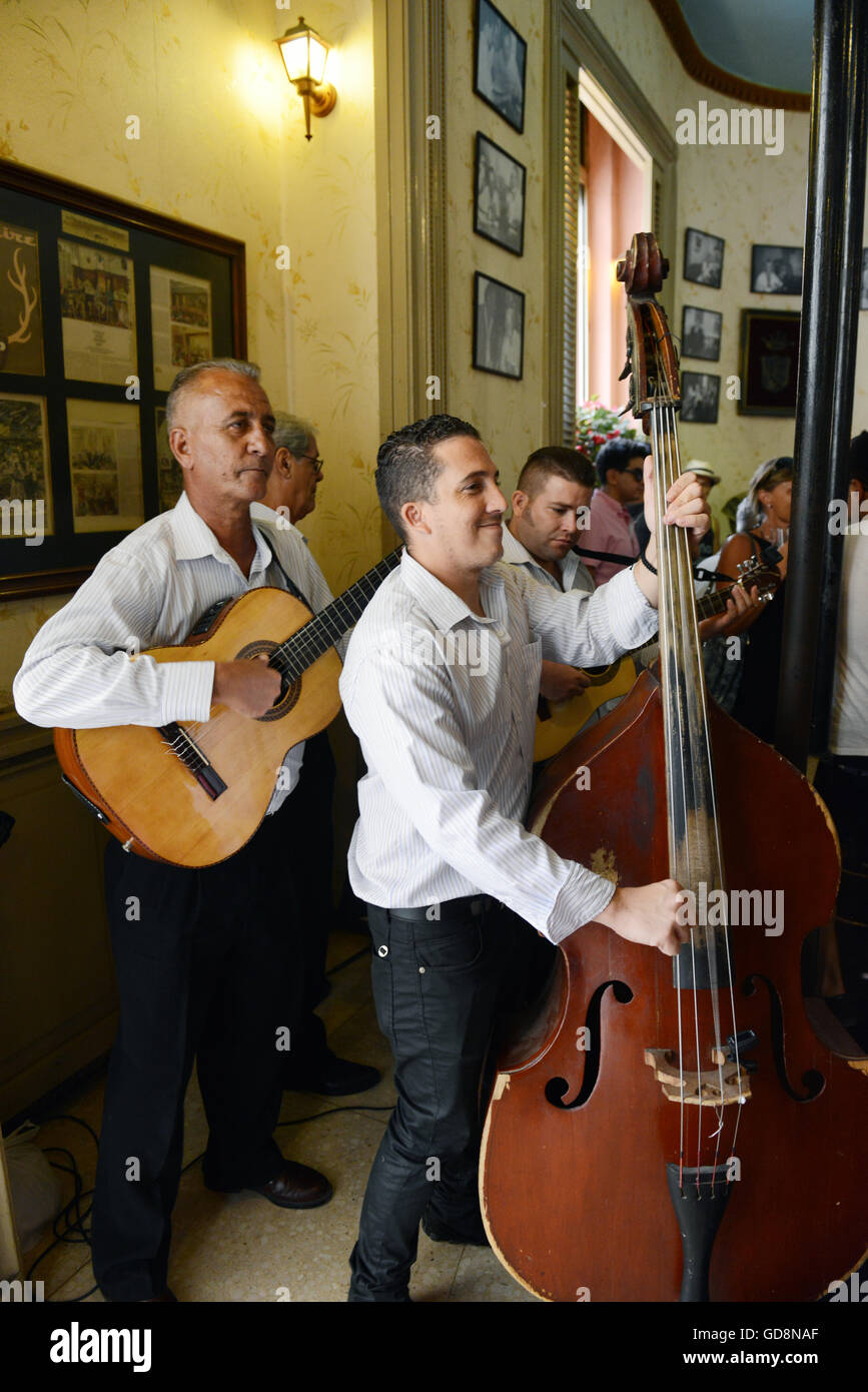 Musiciens cubains à jouer au Floridita cocktail bar de la vieille Havane, Cuba. Banque D'Images