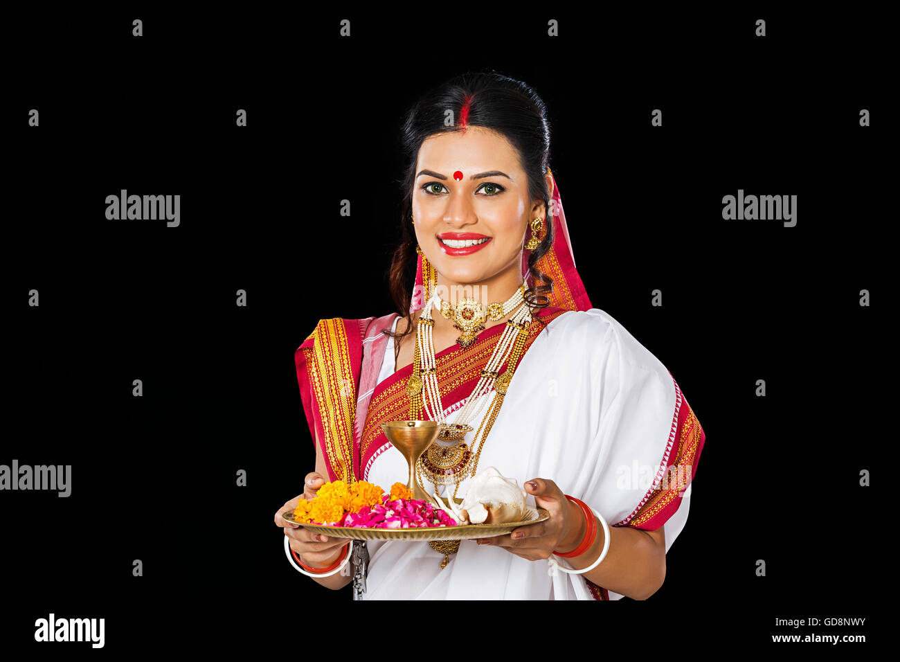 1 Bengali Indien Femme adultes Durga Puja culte Banque D'Images