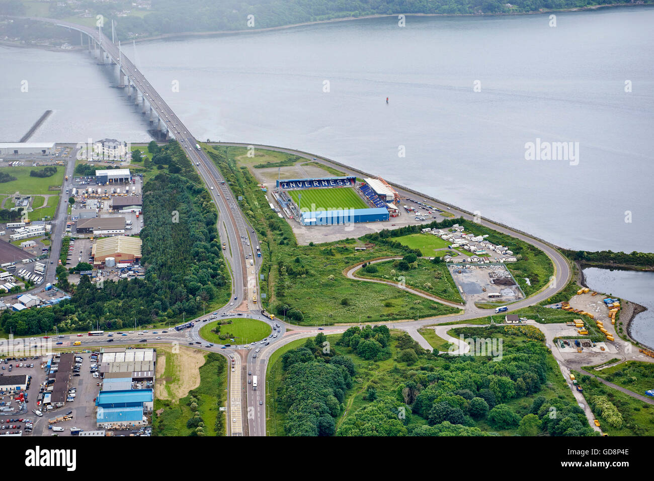 Inverness depuis les airs, Longman Roundabout, Caledonian Thistle Ground et Kessock Bridge au-dessus de Beauly firth, Highland Scotland Banque D'Images