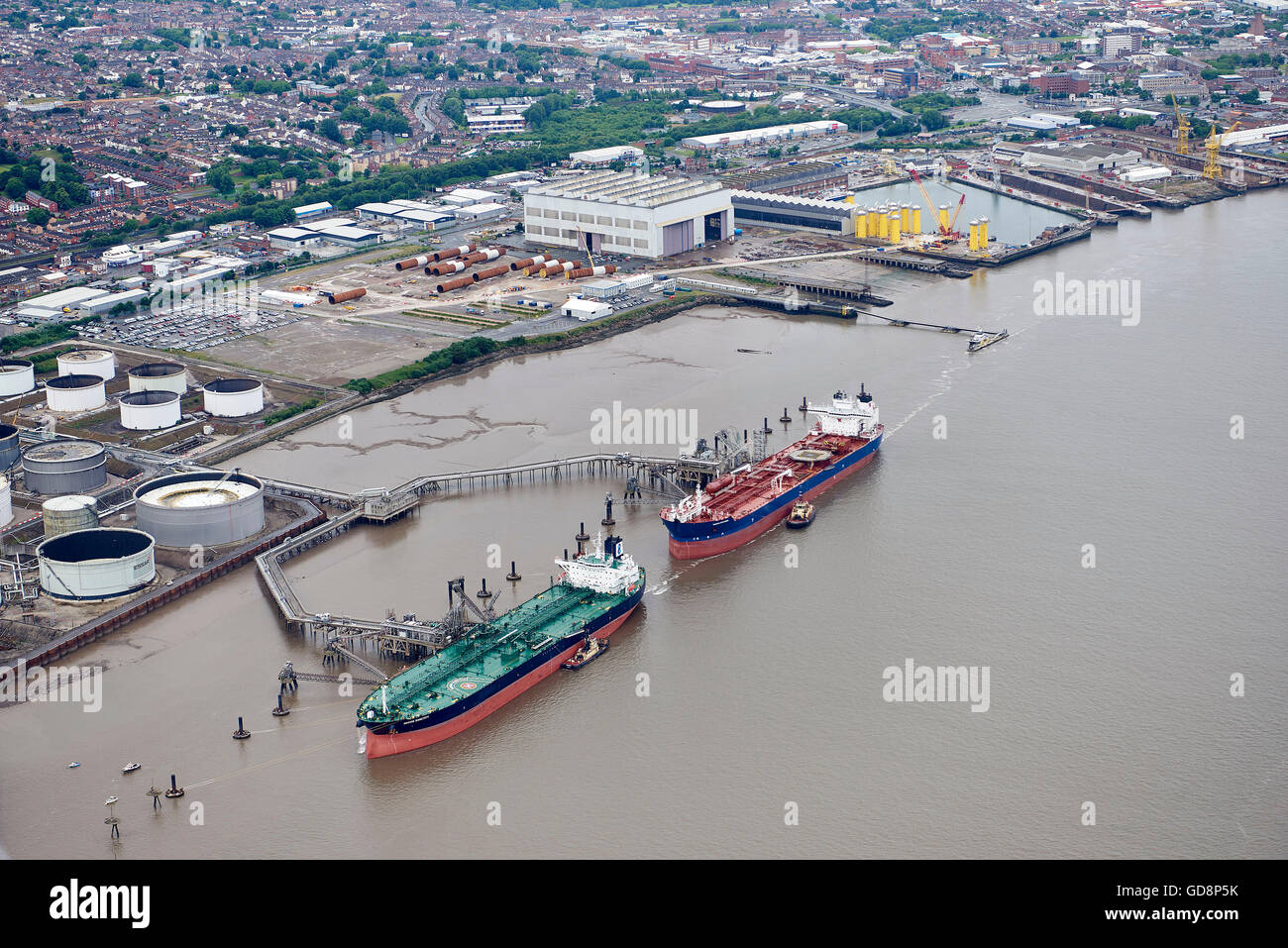 Les pétroliers amarrés sur le côté de la Mersey, Birkenhead, North West England Banque D'Images