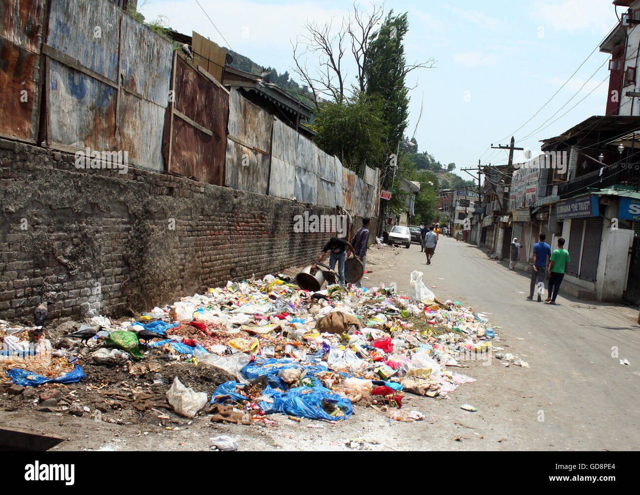 Srinagar, Cachemire indien:13juillet.un immense territoire d'ordures d'une route lorsque le couvre-feu dans la région de Srinagar.couvre-feu imposé à la continue pour le cinquième jour consécutif, sans frais dans les quatre jours à la violence a augmenté à 34 avec plus de 1 300 personnes blessées, dont de nombreux enfants et jeunes hommes pour réprimer la violence anti-Inde à la suite de l'assassinat de vendredi Burhan Wani, chef des opérations du Hizbul Mujahideen, le plus grand groupe rebelle du Cachemire : Sofi Crédit Suhail/Alamy Live News Banque D'Images