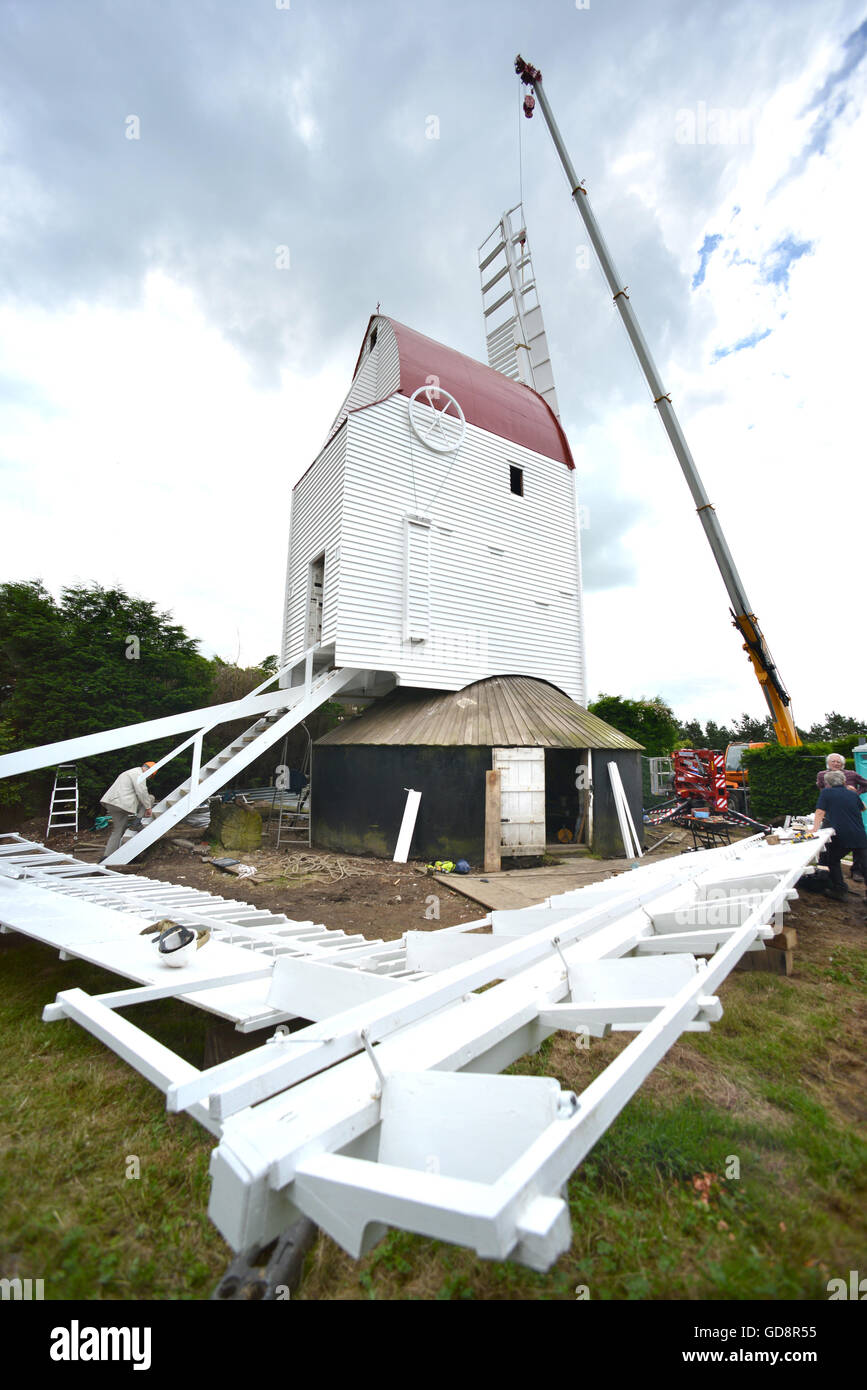 East Sussex, Royaume-Uni. 13 juillet 2016. De nouveaux socs soient attachés à l'Argos Hill moulin récemment rénové, près de Mayfield, East Sussex. Crédit : Peter Cripps/Alamy Live News Banque D'Images