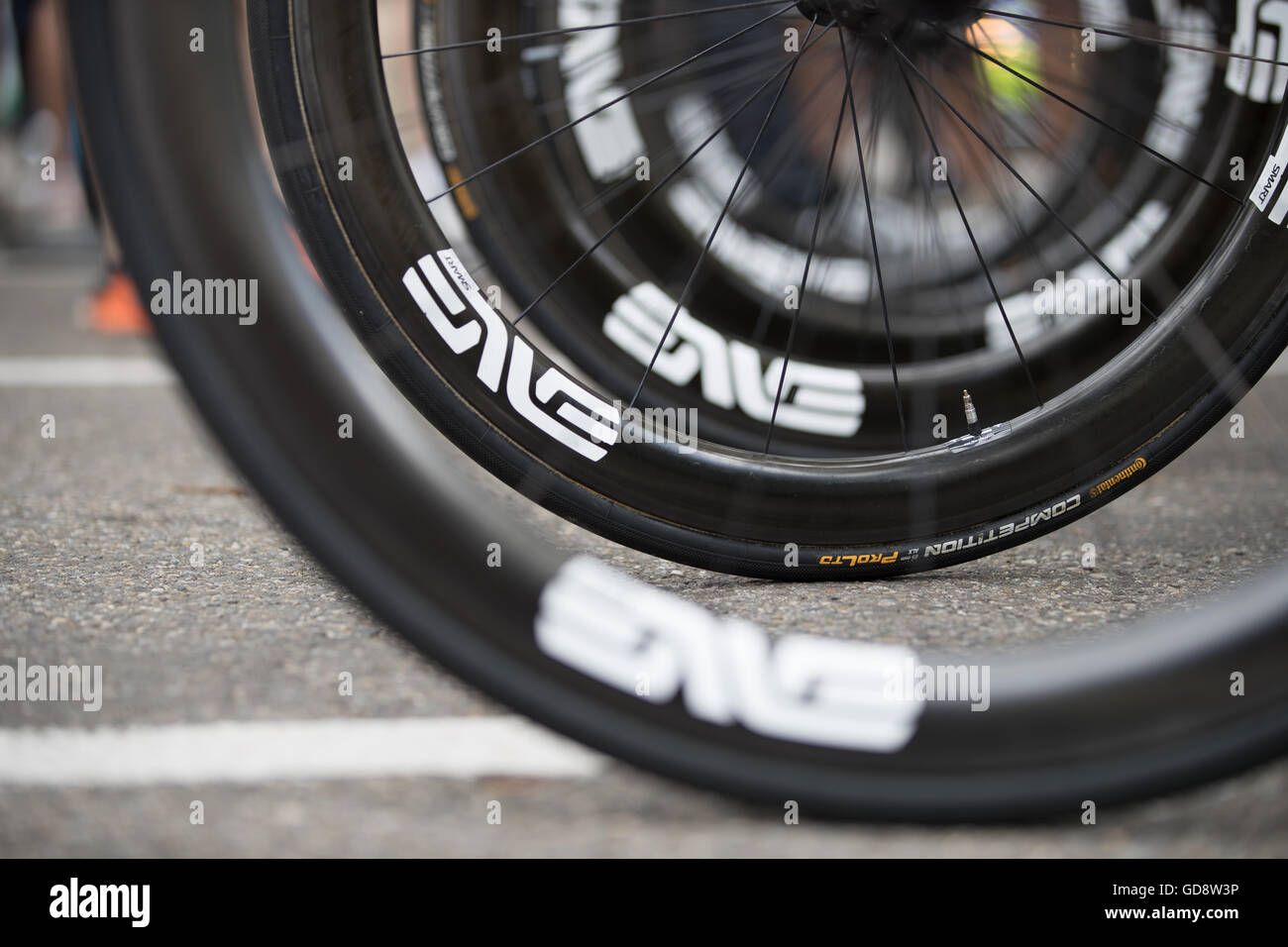 Carcassonne, France. Le 13 juillet, 2016. L'équipe de Dimension Data ENVE roues sont optimisés pour maximiser leur efficacité aérodynamique. Crédit : John Kavouris/Alamy Live News Banque D'Images