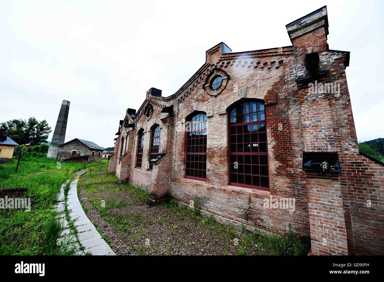 Hailin, la province de Heilongjiang. Le 13 juillet, 2016. Un garage sur le chemin de fer de l'Est chinois historique est vu dans Hengdaohezi Ville située dans le nord-est de la Chine Hailin, province de Heilongjiang, du 13 juillet 2016. Le garage de style russe dans Hengdaohezi a été construit en 1903 et sera ouverte au public comme musée de transport ferroviaire ainsi qu'une relique culturelle. © Wang Jianwei/Xinhua/Alamy Live News Banque D'Images