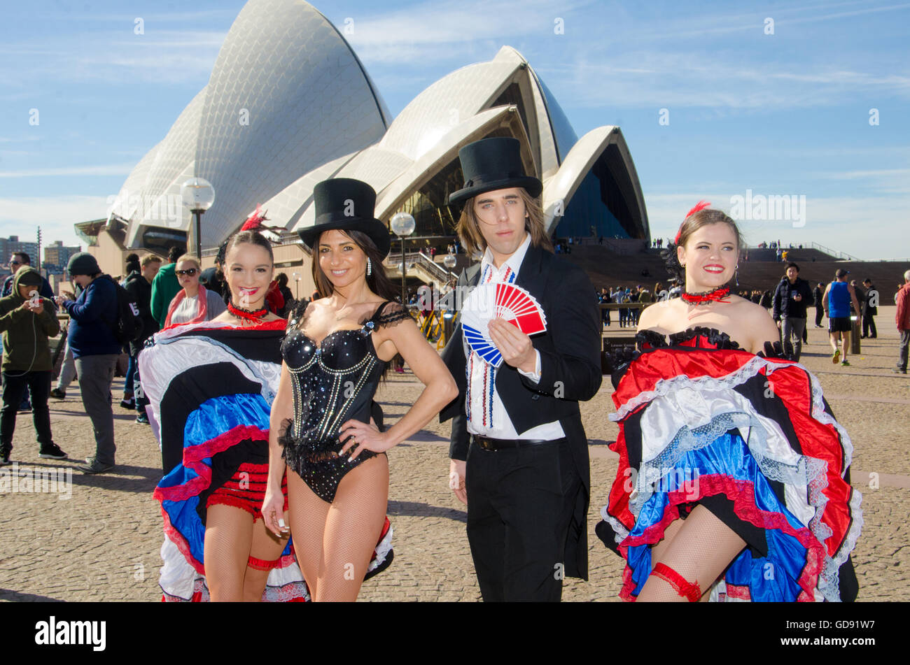 Sydney, Australie - 14 juillet 2016 : Fête Nationale célébrée à Sydney, en Australie, au BPBR Festival. Sur la photo, deux danseurs peuvent, un magicien et une danseuse de cabaret promouvoir les festivités à un media photo appel. Credit : mjmediabox/Alamy Live News Banque D'Images