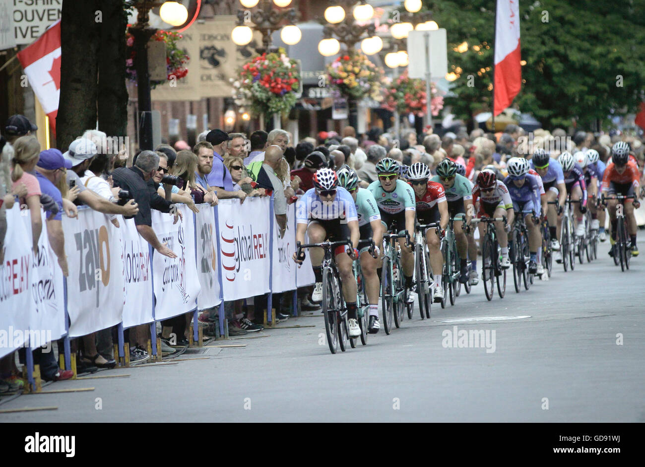 Vancouver, Canada. Le 13 juillet, 2016. Les athlètes s'affrontent au cours de la Gastown Grand Prix à Vancouver, Canada, le 13 juillet 2016. Sur 219 athlètes ont participé aux 43e Gastown Grand Prix mercredi. © Liang Sen/Xinhua/Alamy Live News Banque D'Images