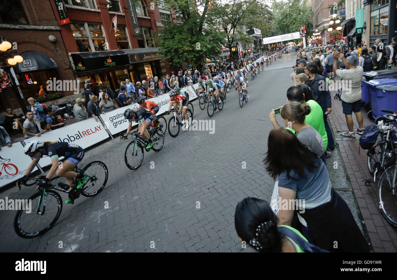 Vancouver, Canada. Le 13 juillet, 2016. Les athlètes s'affrontent au cours de la Gastown Grand Prix à Vancouver, Canada, le 13 juillet 2016. Un total de 219 athlètes ont participé aux 43e Gastown Grand Prix mercredi. © Liang Sen/Xinhua/Alamy Live News Banque D'Images