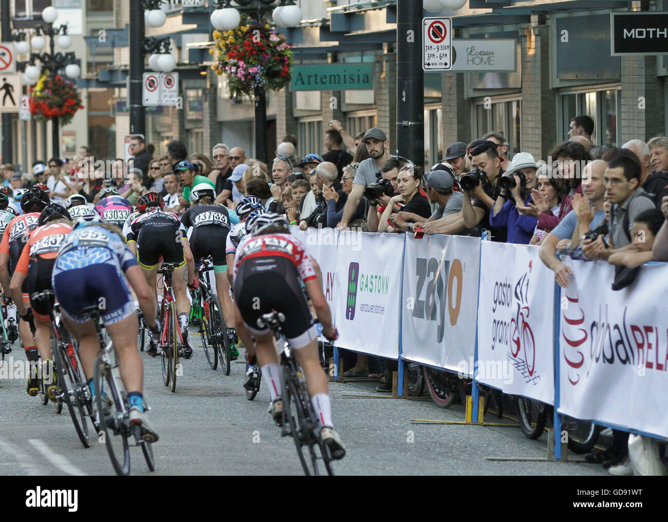 Vancouver, Canada. Le 13 juillet, 2016. Les athlètes s'affrontent au cours de la Gastown Grand Prix à Vancouver, Canada, le 13 juillet 2016. Un total de 219 athlètes ont participé aux 43e Gastown Grand Prix mercredi. © Liang Sen/Xinhua/Alamy Live News Banque D'Images