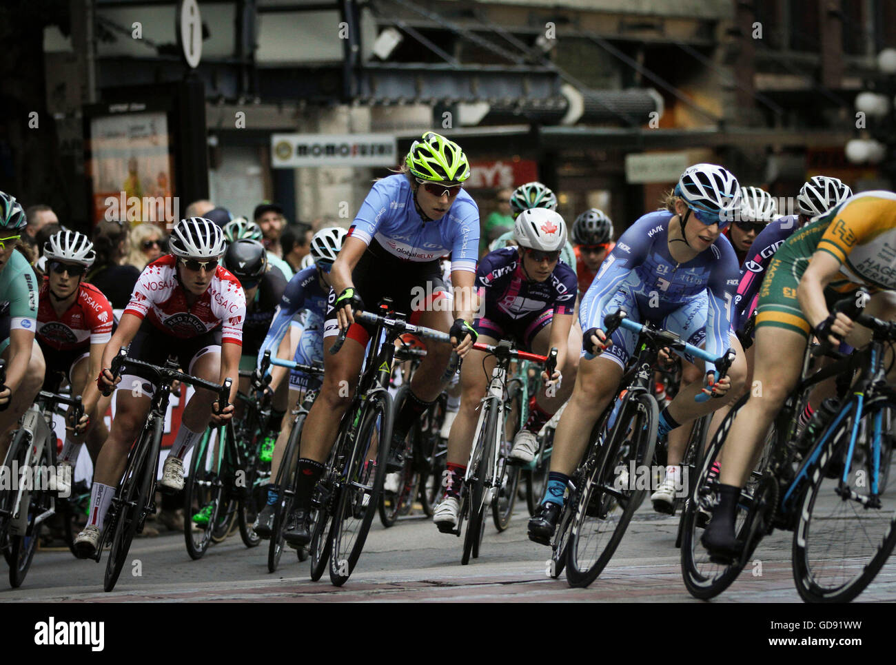 Vancouver, Canada. Le 13 juillet, 2016. Les athlètes s'affrontent au cours de la Gastown Grand Prix à Vancouver, Canada, le 13 juillet 2016. Un total de 219 athlètes ont participé aux 43e Gastown Grand Prix mercredi. © Liang Sen/Xinhua/Alamy Live News Banque D'Images