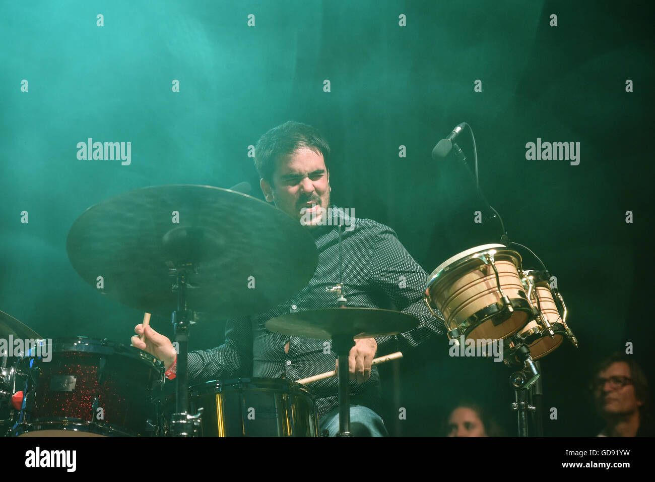 Liberec, République tchèque. Le 13 juillet, 2016. Le batteur Ruy Adrian Lopez-Nussa de Harold Lopez-Nussa Trio de Cuba effectue au sein de la Bohème Jazz Fest à Liberec, République tchèque, le 13 juillet 2016. © Radek Petrasek/CTK Photo/Alamy Live News Banque D'Images