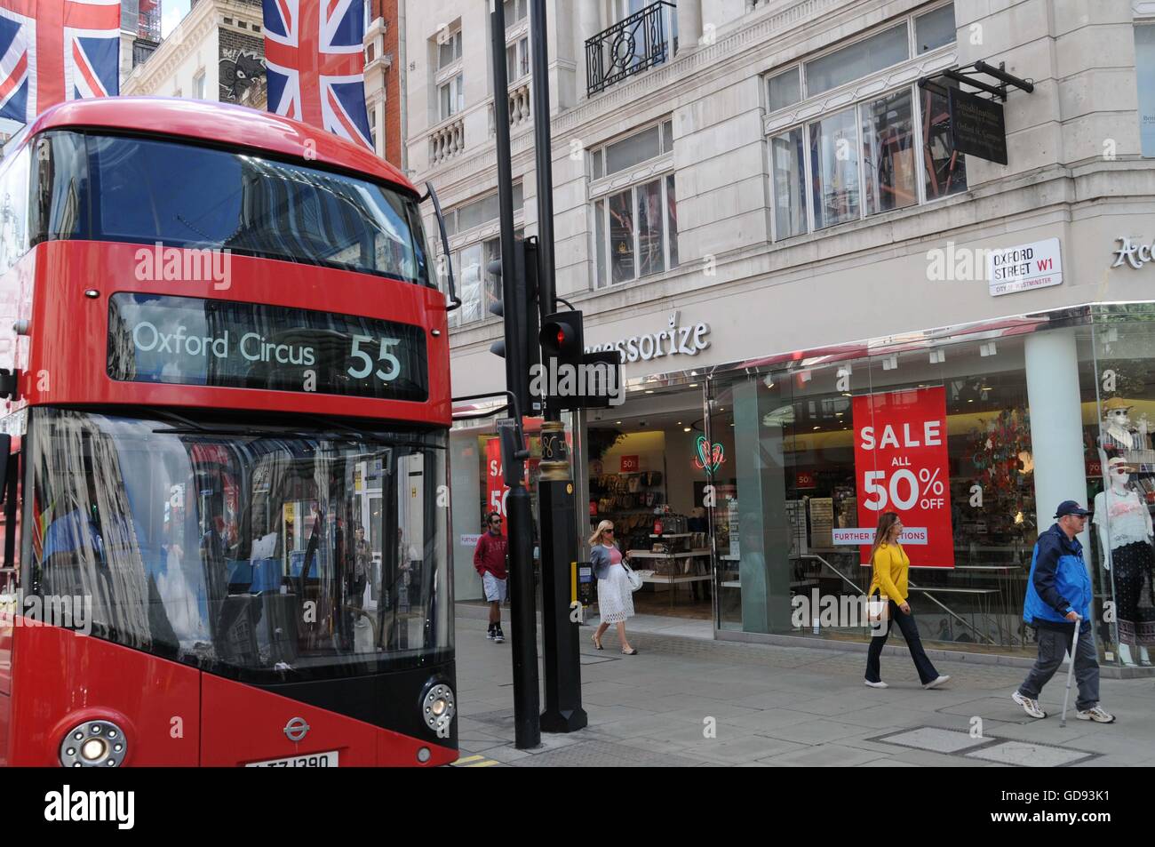 Le maire de Londres, Sadiq Khan, va créer une zone piétonne Oxford Street ; dans la rue du même nom dans l'est, jusqu'à Bond Street à l'Ouest. L'objectif est de nettoyer les rues record pour la mauvaise qualité de l'air : le pire dans le monde. Le programme entrera en vigueur en 2020 Banque D'Images