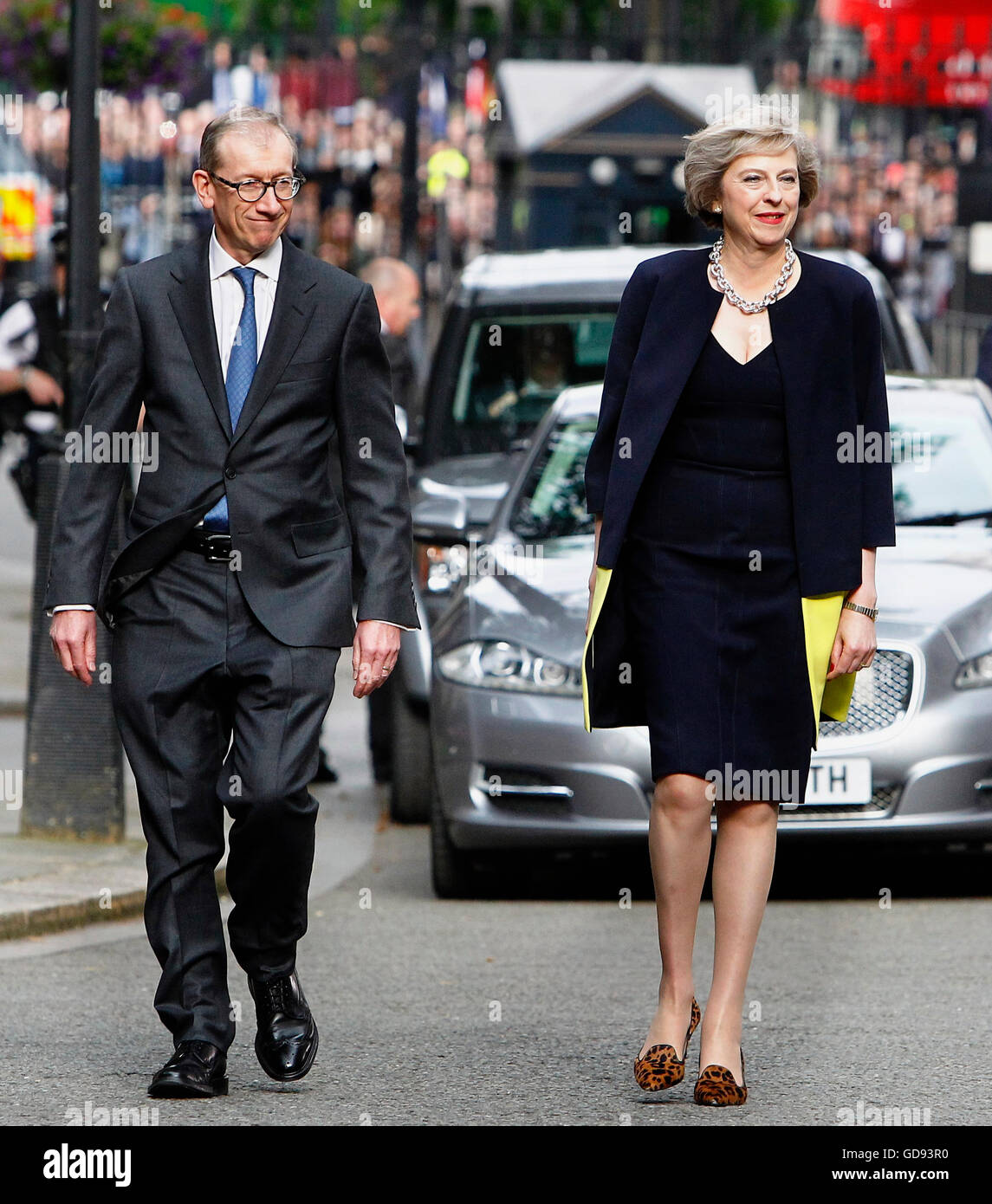 Londres, Royaume-Uni. Le 13 juillet, 2016. Theresa Mai et mari Philip lors de sa première journée en tant que premier ministre à Downing Street. Credit : yeux omniprésents/Alamy Live News Banque D'Images