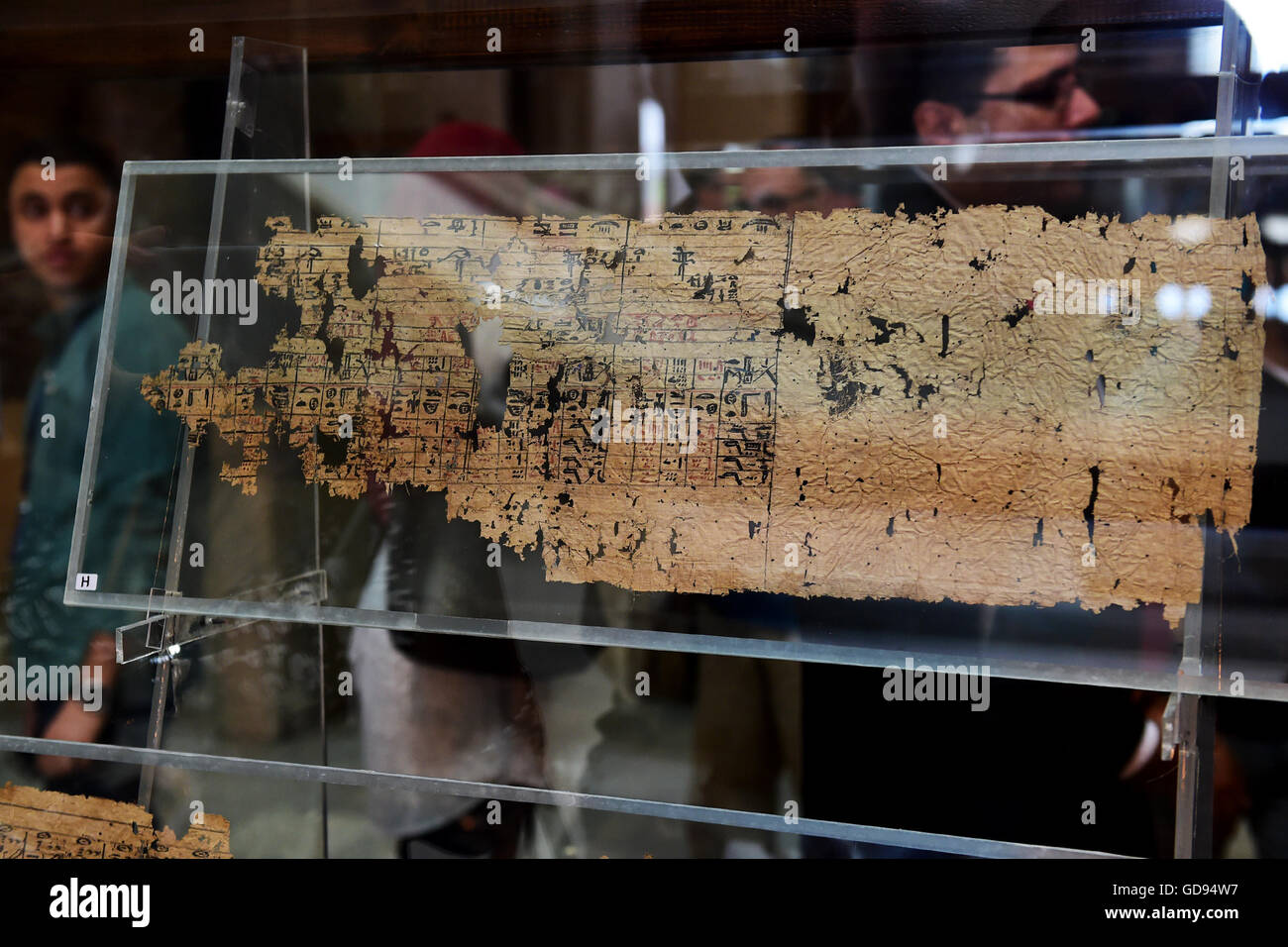 Le Caire. 14 juillet, 2016. Une partie de roi Khufu papyri du est affiché pour la première fois au Musée égyptien du Caire, Égypte le 14 juillet 2016. Le Musée égyptien du Caire a présenté pour la première fois une collection de papyrus qui remontent au roi Khufu, qui a régné au cours de la quatrième dynastie dans la première moitié de l'Ancien Empire (26e siècle avant J.-C.) dans l'Egypte ancienne. © Zhao Dingzhe/Xinhua/Alamy Live News Banque D'Images