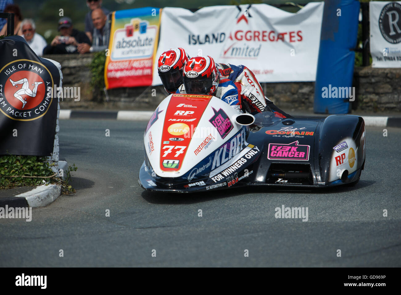 Castletown, Ile de Man, Royaume-Uni. 14 juillet, 2016. Une course où trois équipes atteint le premier 100mph lap pour side-cars dont Tim Reeves & Patrick Farrance, vu ici à Castletown Corner dans le side-car Gaz Manx- Championnat du 14 juillet. 2016 - Le Sud de 100 courses sur route, Circuit de Billown Castletown, Île de Man). Credit : Samuel Bay/Alamy Live News Banque D'Images