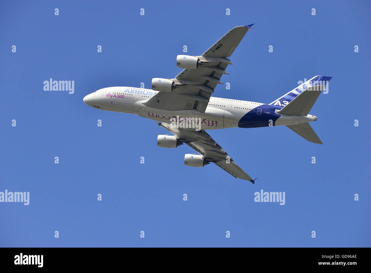 Farnborough, Hampshire, Royaume-Uni. 14 juillet, 2016. 4 e jour de l'échange international de Farnborough Airshow. L'Airbus A380 prend son envol dans une démonstration de vol Crédit : Gary Blake /Alamy Live News Banque D'Images
