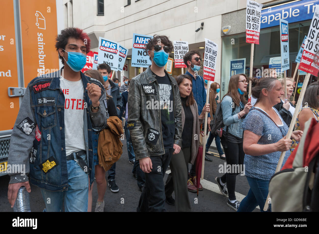 Londres, Royaume-Uni, le 14 juillet 2016. Les travailleurs de la santé et de supports dédiés à la sauvegarde d'un système public, livré et responsable sur le NHS mars derrière l'incendie à moteur FBU St Paul's où il y avait un rallye avec plus de locuteurs dont Matt Rack de la FBU. Powell-Davies et Martin de l'écrou l'événement était organisé par la solidarité du NHS. Peter Marshall/Alamy Live News Banque D'Images