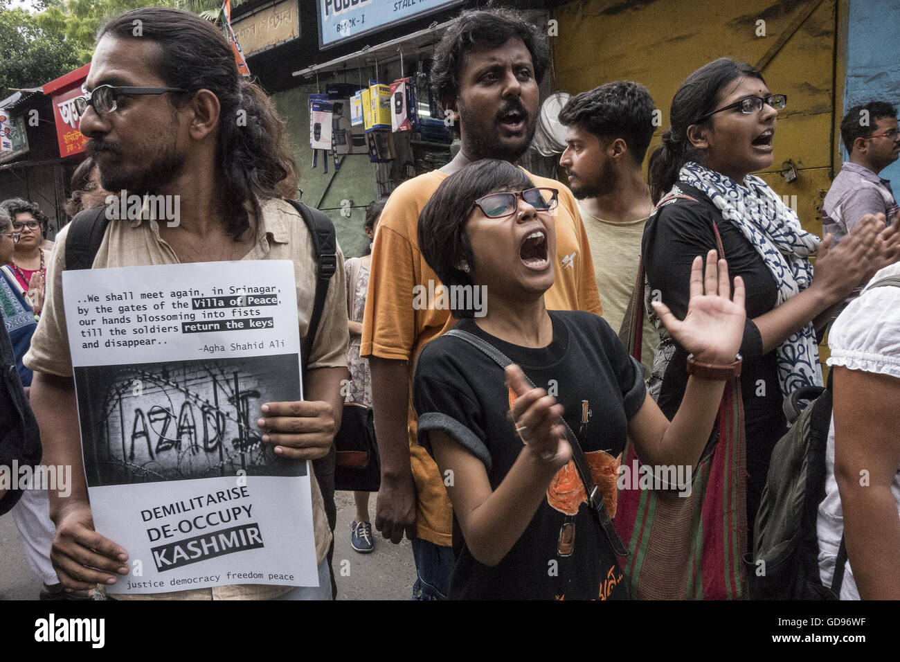 Kolkata, État indien du Bengale occidental. 14 juillet, 2016. Les étudiants et les activistes sociaux prennent part à une protestation contre décès récent de manifestants du Cachemire lors d'affrontements avec les forces de sécurité indiennes au Cachemire sous contrôle indien, à New Delhi, capitale de l'Est de l'état indien du Bengale occidental, le 14 juillet 2016. © Tumpa Mondal/Xinhua/Alamy Live News Banque D'Images