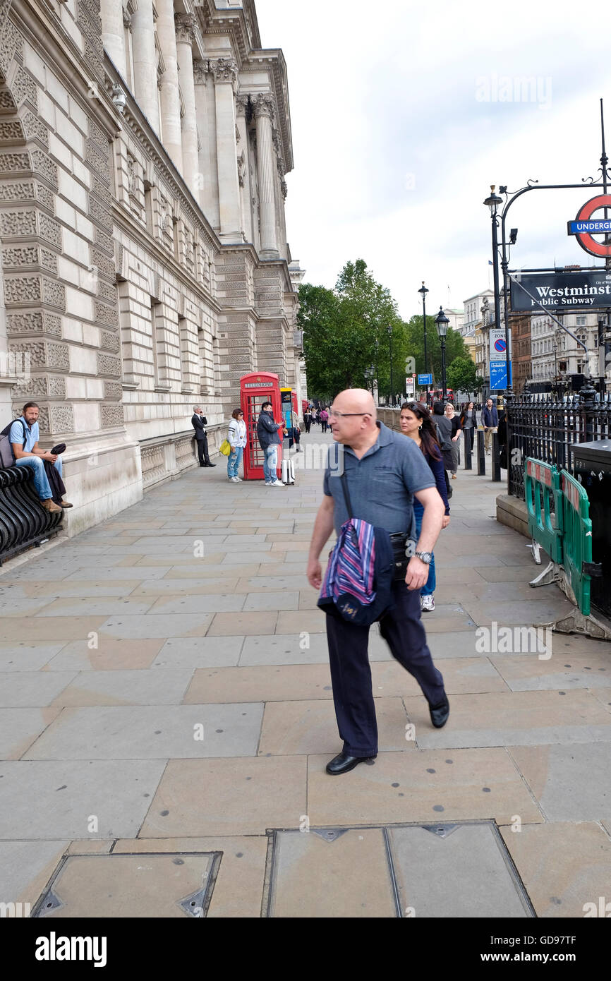 Les touristes sortir de la station de métro de Londres à Westminster, Londres. Banque D'Images