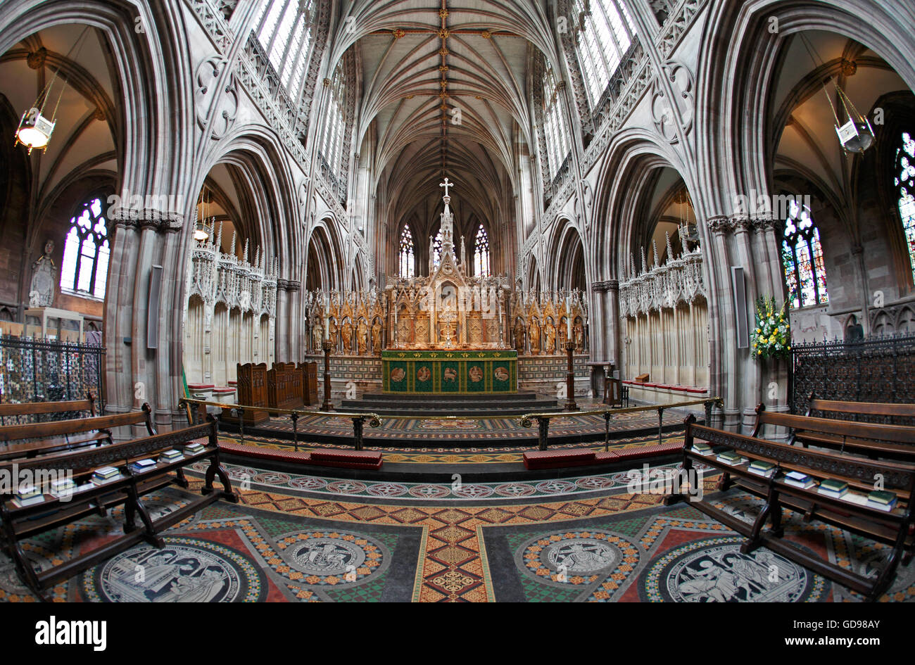 Il TReredos dans la chorale et choeur conçu par Scott et Philip. Minton minéral de la chaussée. La Cathédrale de Lichfield. Banque D'Images