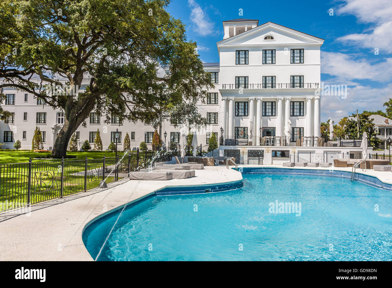 Grande piscine claire en face de l'hôtel White House historique restauré à Biloxi, au Mississippi Banque D'Images