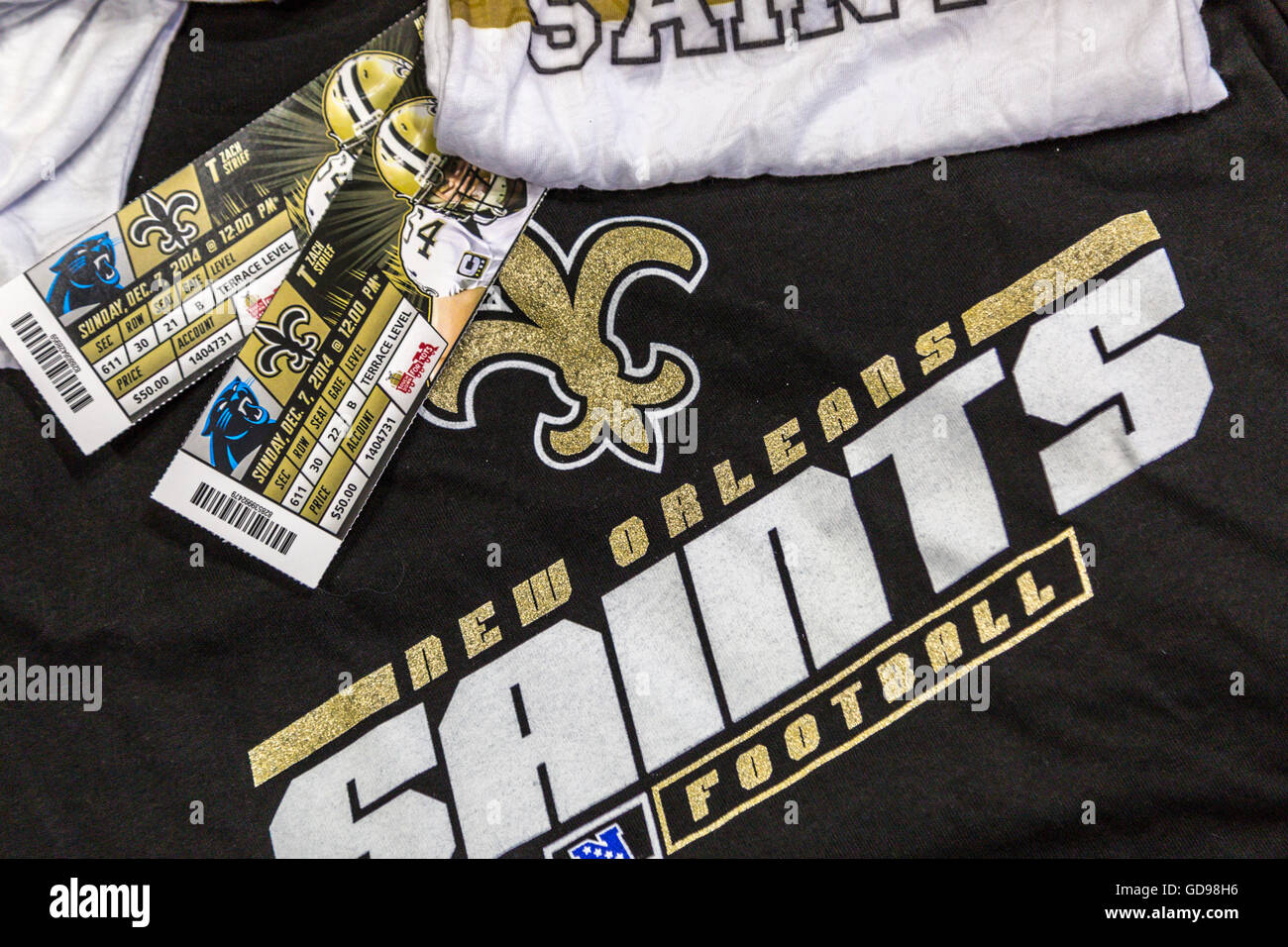 Billets, des chemises et des logos pour les New Orleans Saints de l'équipe de football américain Banque D'Images