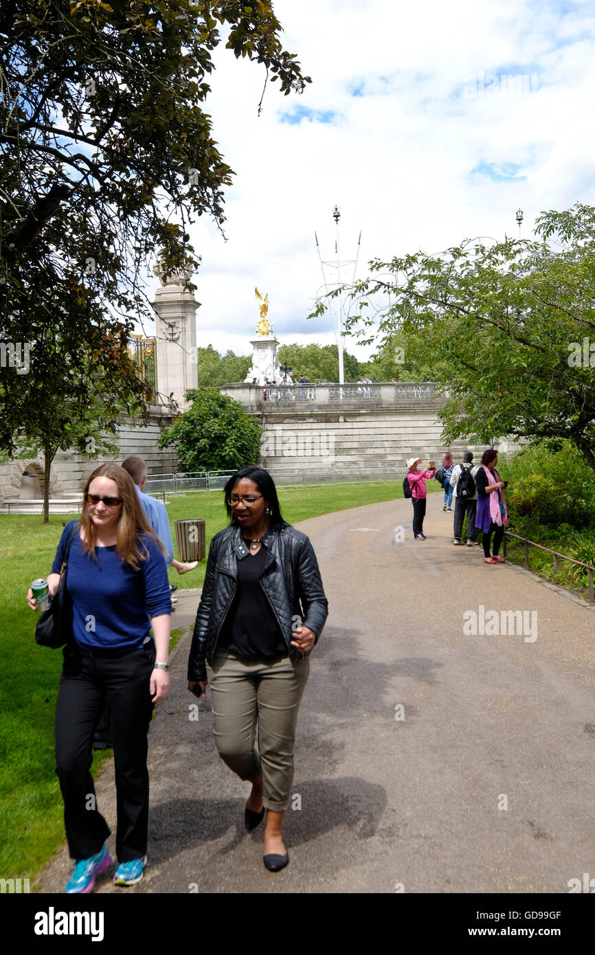 Les touristes d'une promenade le long de la Princess of Wales Memorial à pied à St James's Park London Banque D'Images