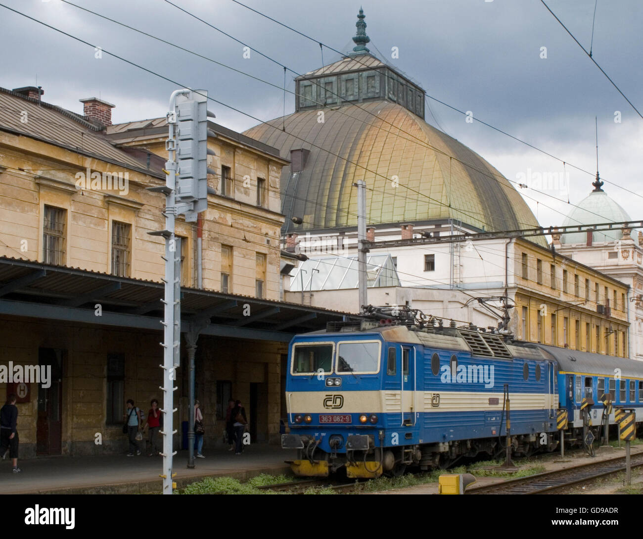 Train à la gare principale de Plzen, République tchèque dans la région de Bohême Banque D'Images