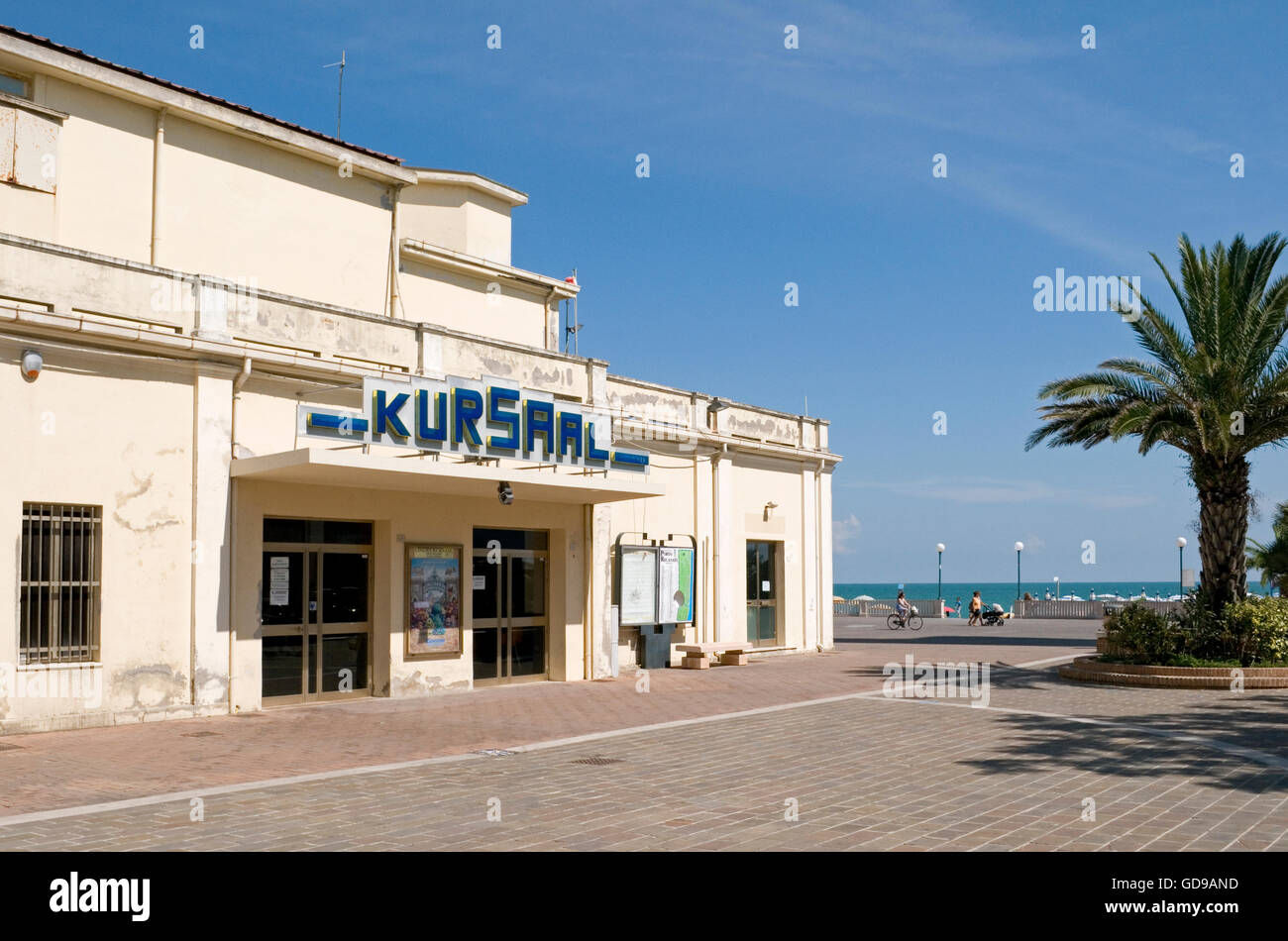 Cinéma kursaal et le front de mer à Porto Recanati, Marches, Italie Banque D'Images