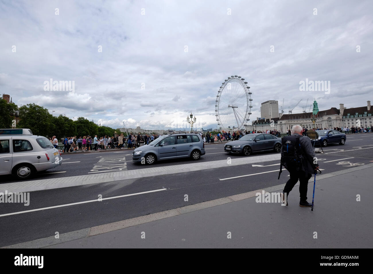 Passage touristiques Westminster Bridge avec le London Eye et le County Hall en arrière-plan tous les monuments de Londres Banque D'Images