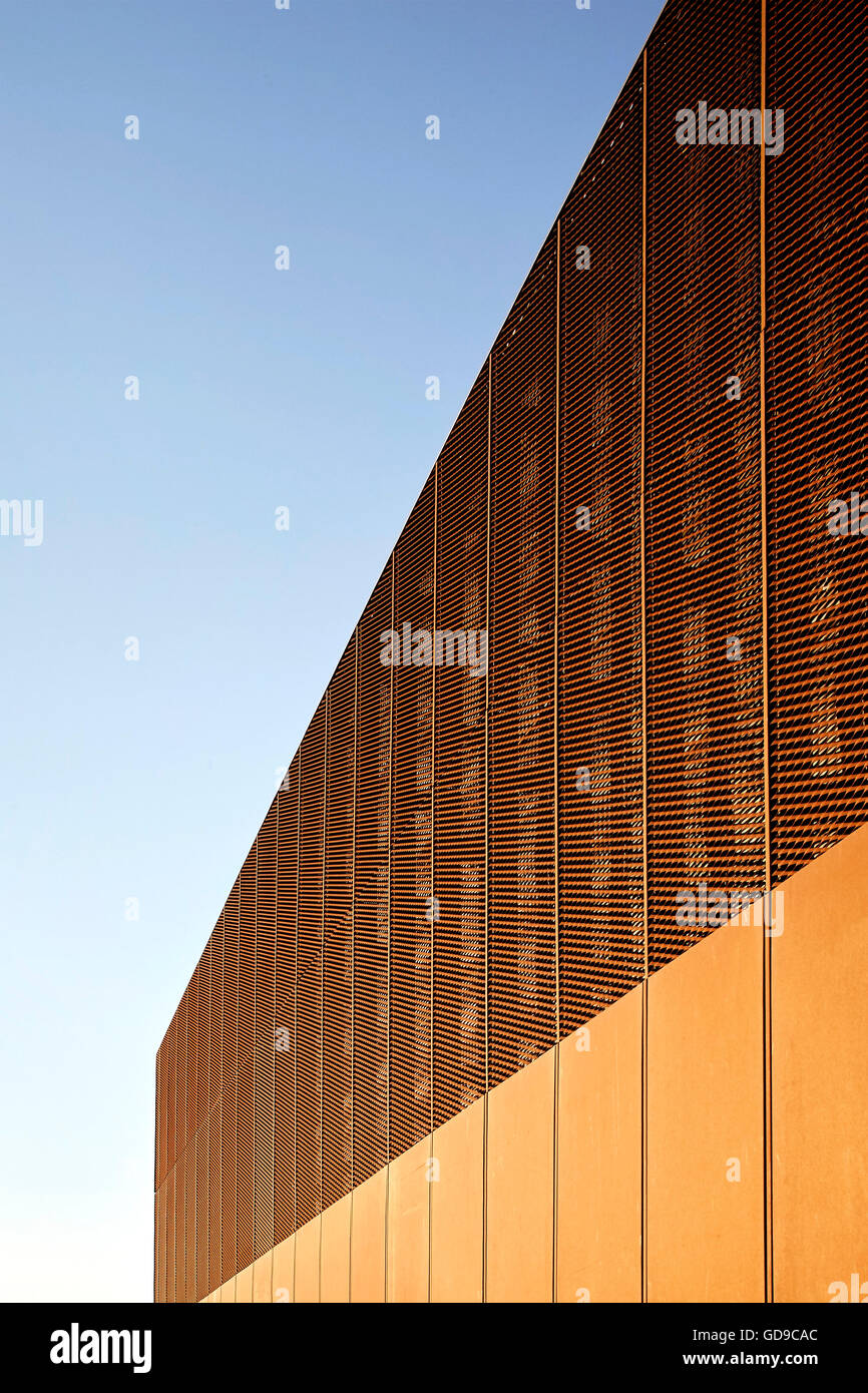 Le long de la perspective de panneaux en acier de couleur rouille. Le Centre de Hebburn, Hebburn, Royaume-Uni. Architecte : Faulkner Browns, 2016. Banque D'Images