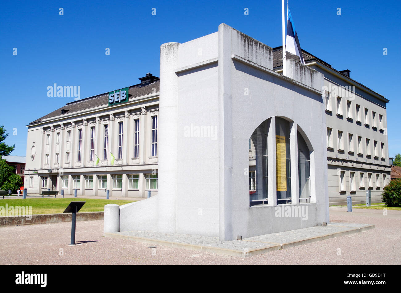 La place principale de Pärnu - Ruutli Rüütli plats ou carré, avec un nouveau monument de l'indépendance et une banque bâtiment (monument national) Banque D'Images