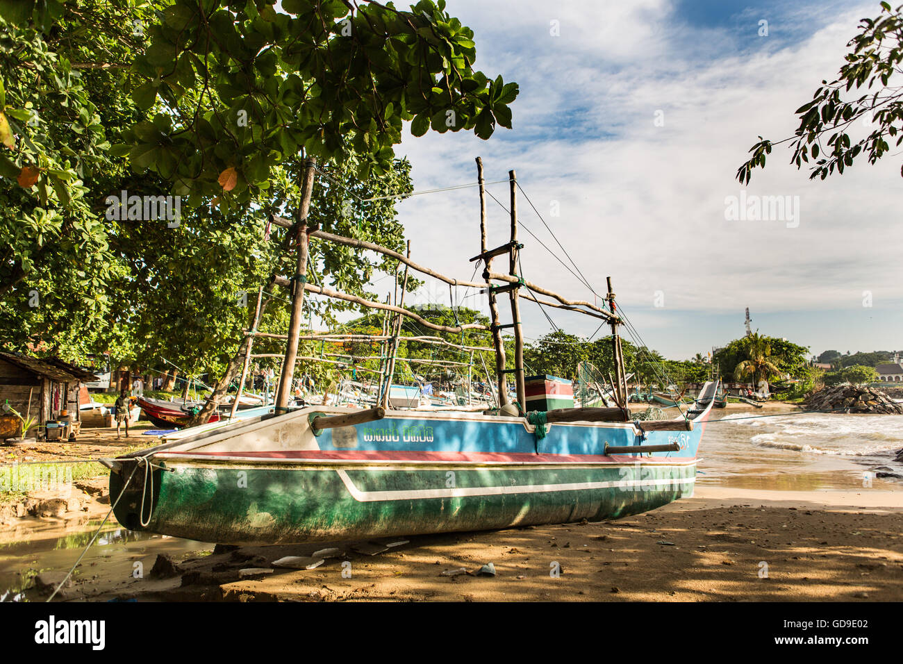 Les bateaux de pêche traditionnels sur la plage près de Galle, Sri Lanka Banque D'Images