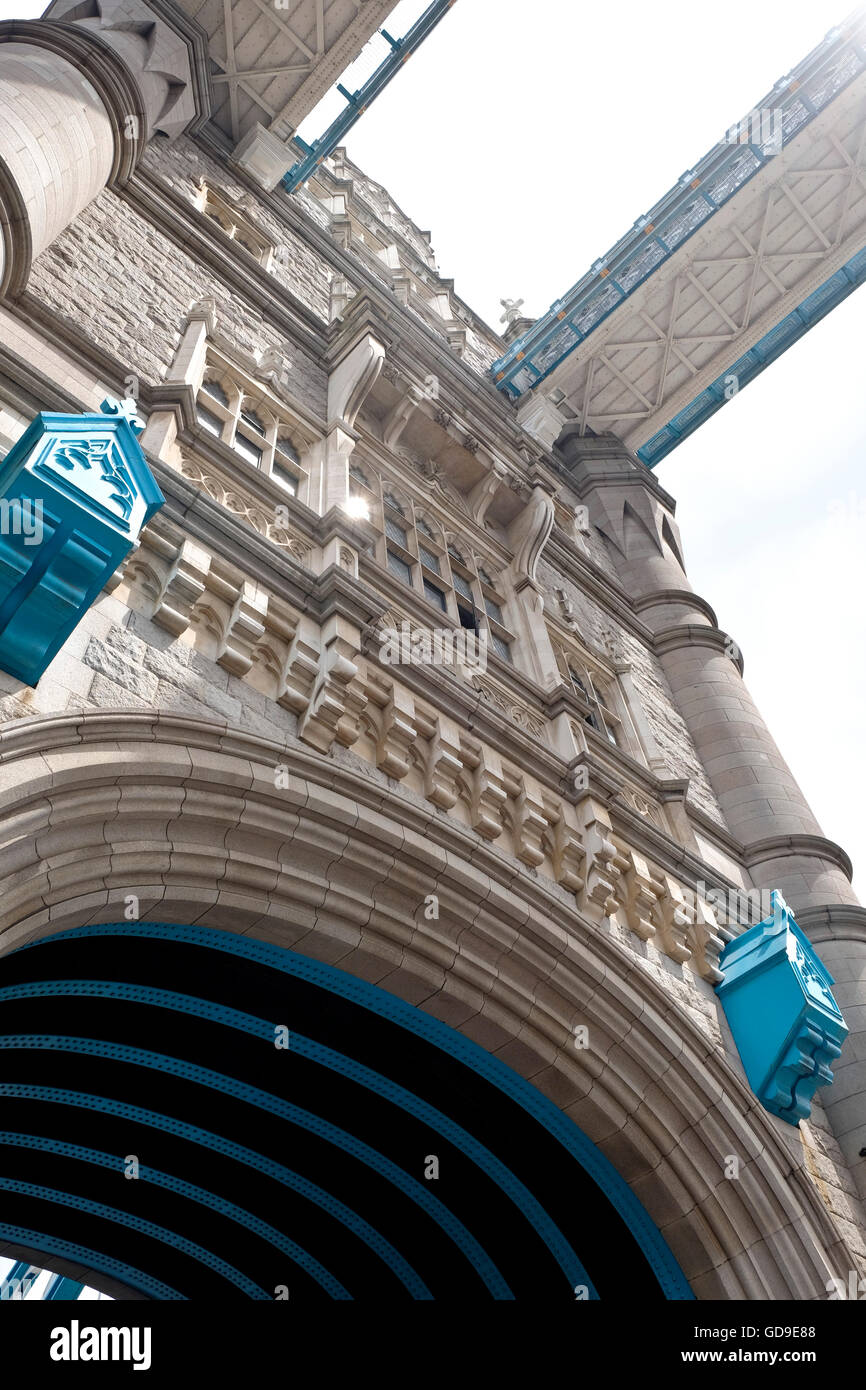 Close up de la façade d'une tour sur le Tower Bridge de Londres Banque D'Images