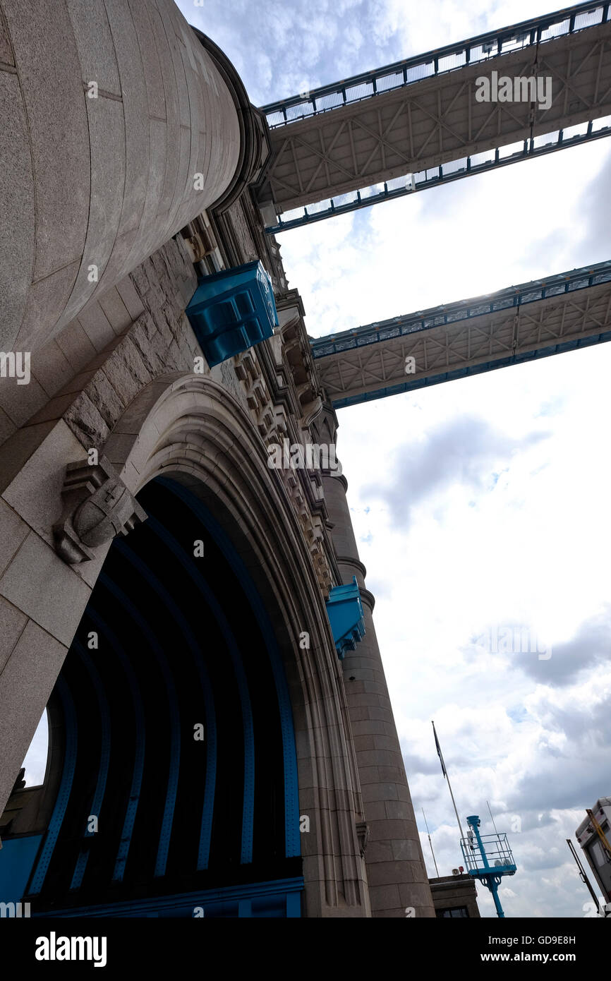 Close up de la façade d'une tour sur le Tower Bridge de Londres Banque D'Images
