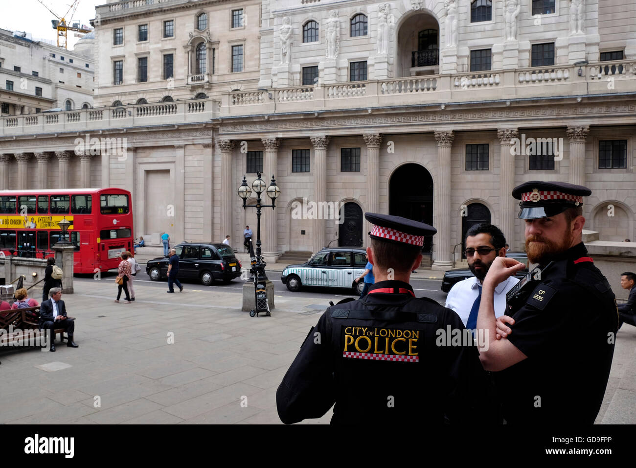 Londres, Royaume-Uni. Banque d'Angleterre dans le domaine de la CDB. Stand de la police sur les marches de l'édifice Royal Exchange dans l'avant-plan Banque D'Images