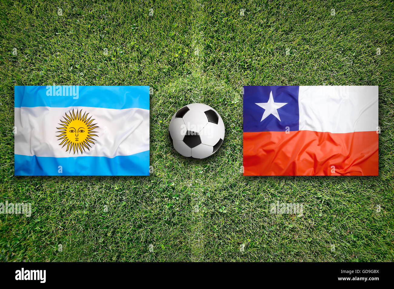 Le Brésil et le Chili les drapeaux sur le terrain de soccer vert Banque D'Images