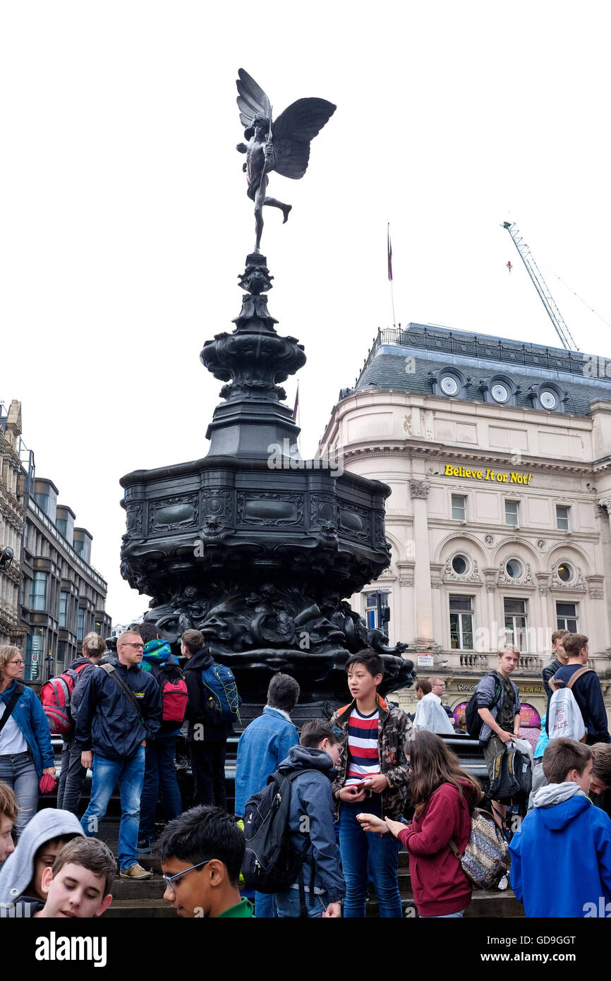 Les touristes de ce jour pluvieux de Londres Piccadilly Circus Banque D'Images