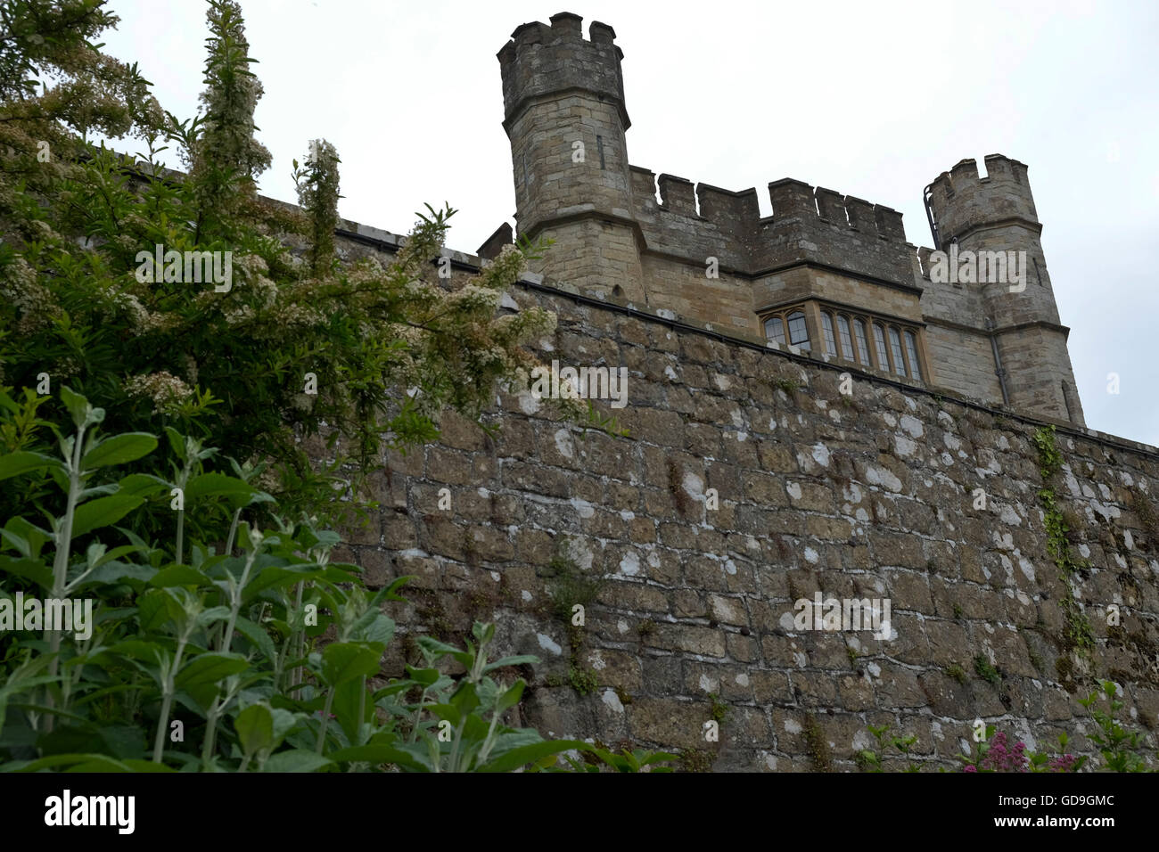 Remparts au-dessus d'un mur de maçonnerie Leeds Castle dans le Kent Banque D'Images