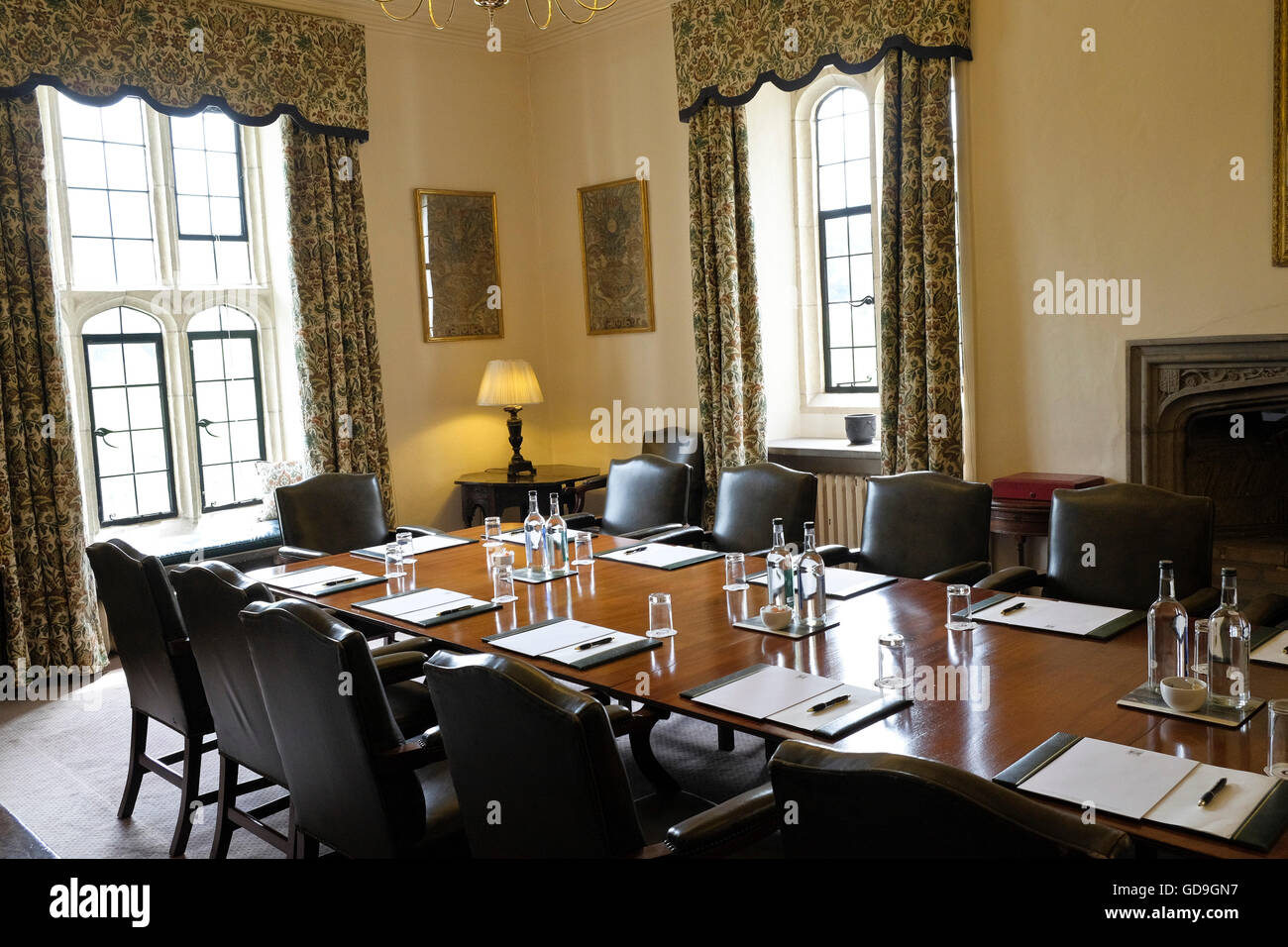 Tables et chaises exposées dans la salle de réunion dans le château de Leeds UK Banque D'Images