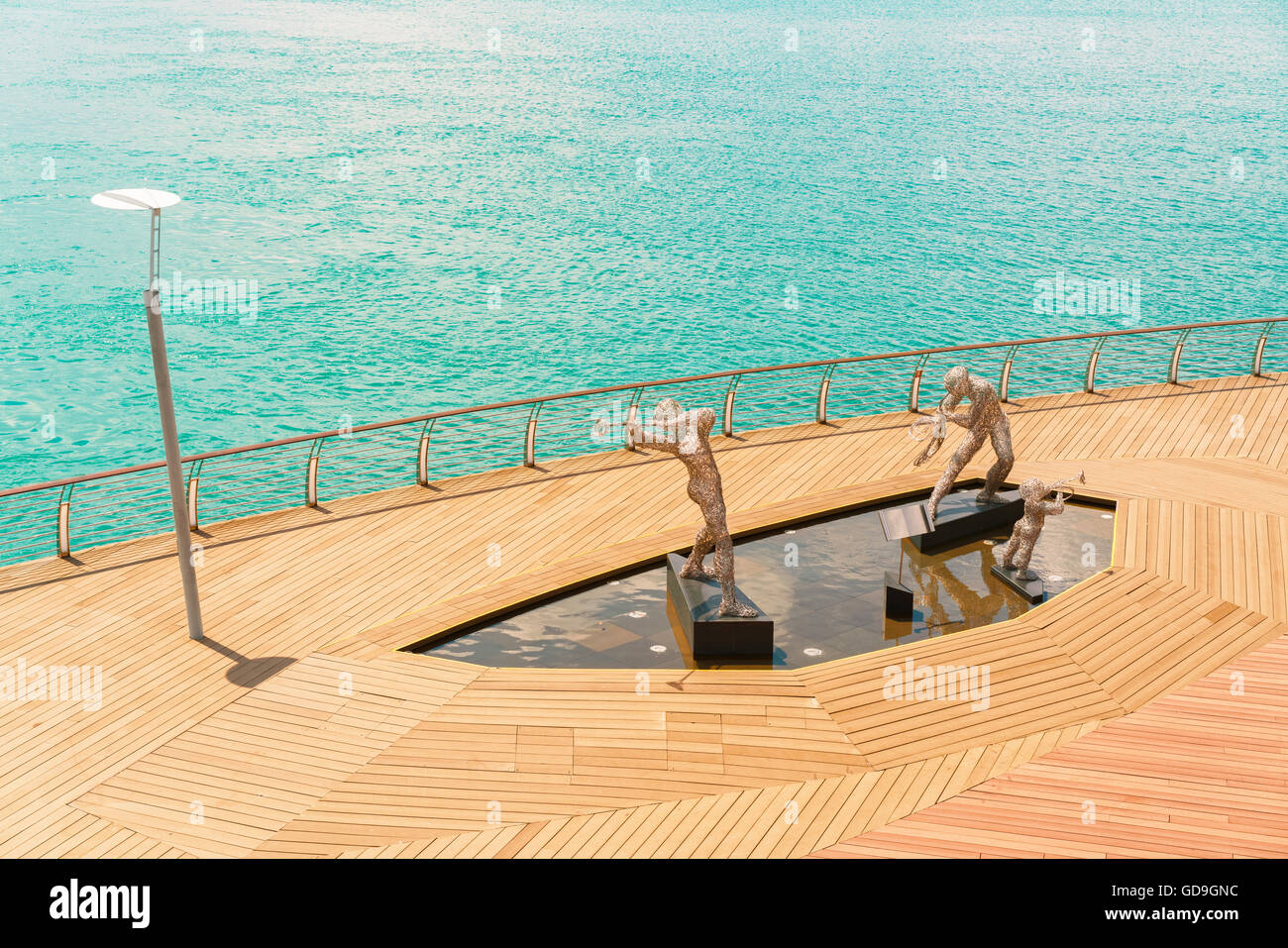 Singapour - Mars 1, 2016 : sculptures métalliques, de musiciens de jazz sur Sentosa Boardwalk. Boardwalk menant de la partie continentale de Singapour à l'île de Sentosa. Banque D'Images Singapour - Mars 1, 2016 : sculptures métalliques, de musiciens de jazz sur Sentosa Boardwalk. Boardwalk menant de la partie continentale de Singapour à l'île de Sentosa. Banque D'Images