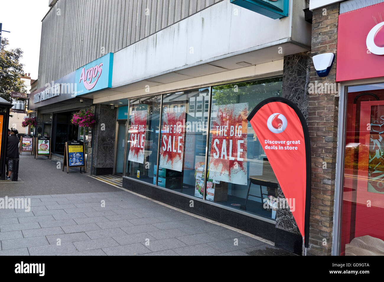 La publicité de la fenêtre une vente dans un magasin Argos à Brentwood Essex Banque D'Images