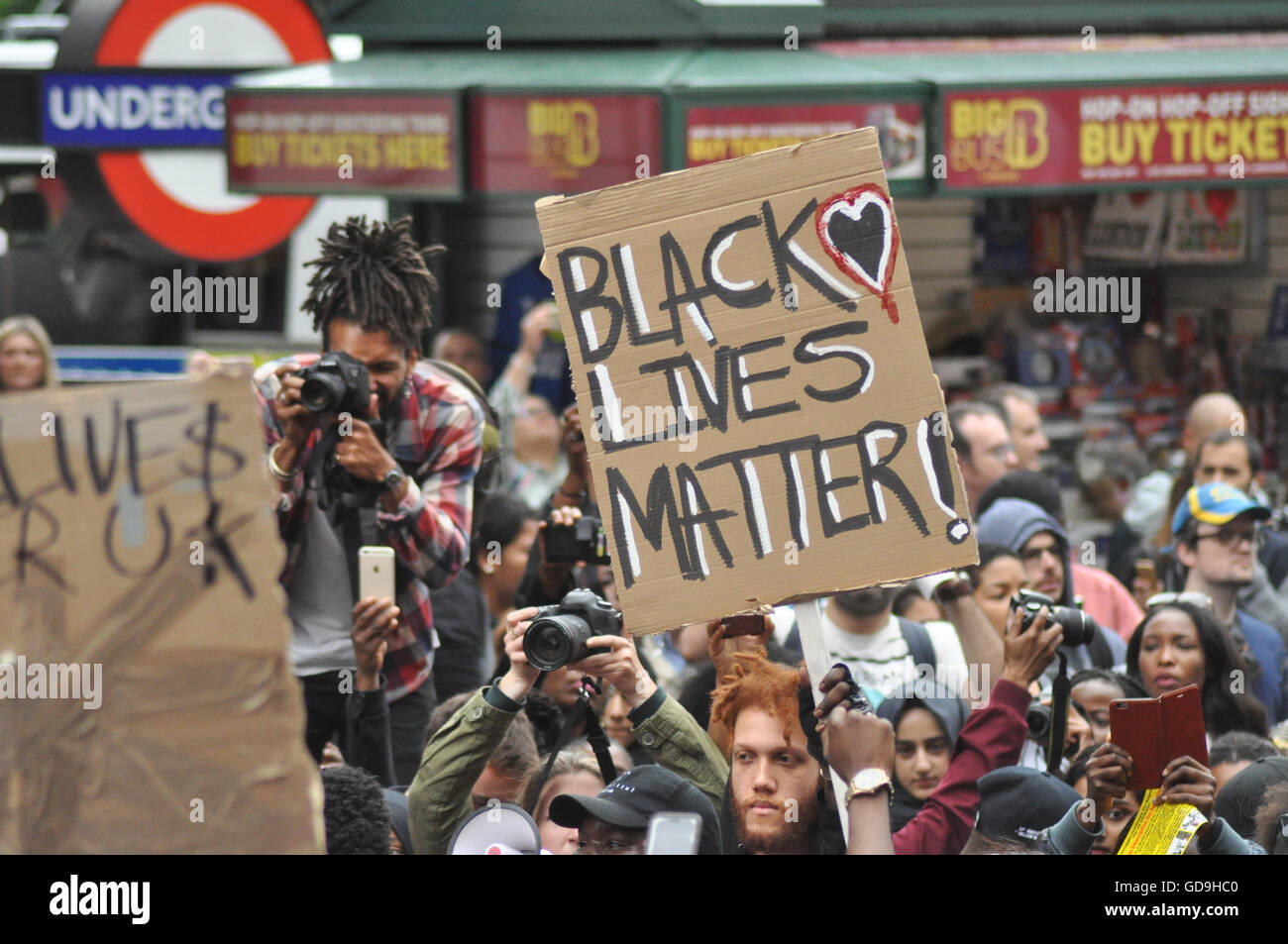 Scènes pour Oxford Street à th Black vit Question U.K protester alors que des milliers de personnes se sont rassemblées et ont marché en solidarité. Banque D'Images