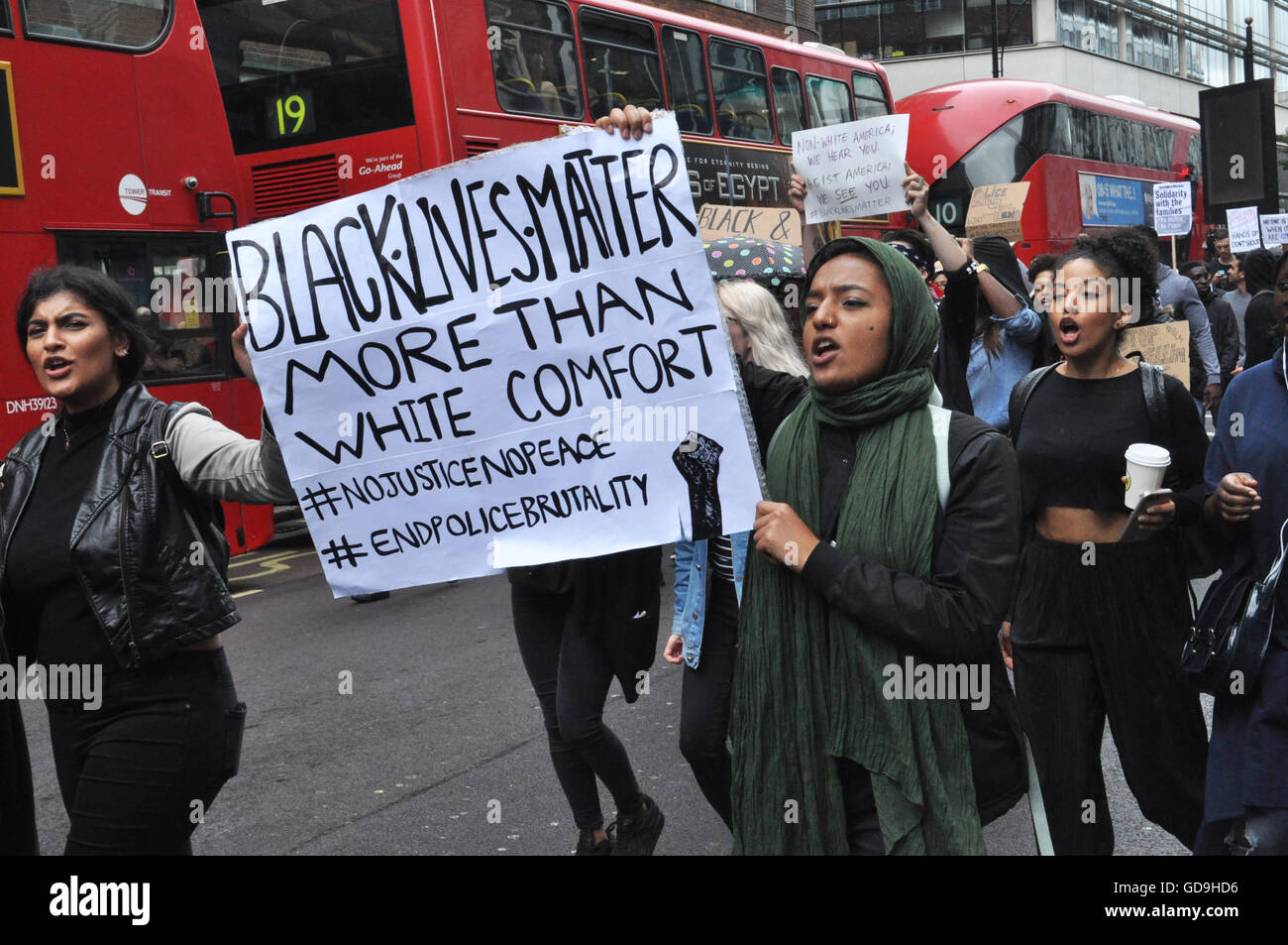 Scènes pour Oxford Street à th Black vit Question U.K protester alors que des milliers de personnes se sont rassemblées et ont marché en solidarité. Banque D'Images
