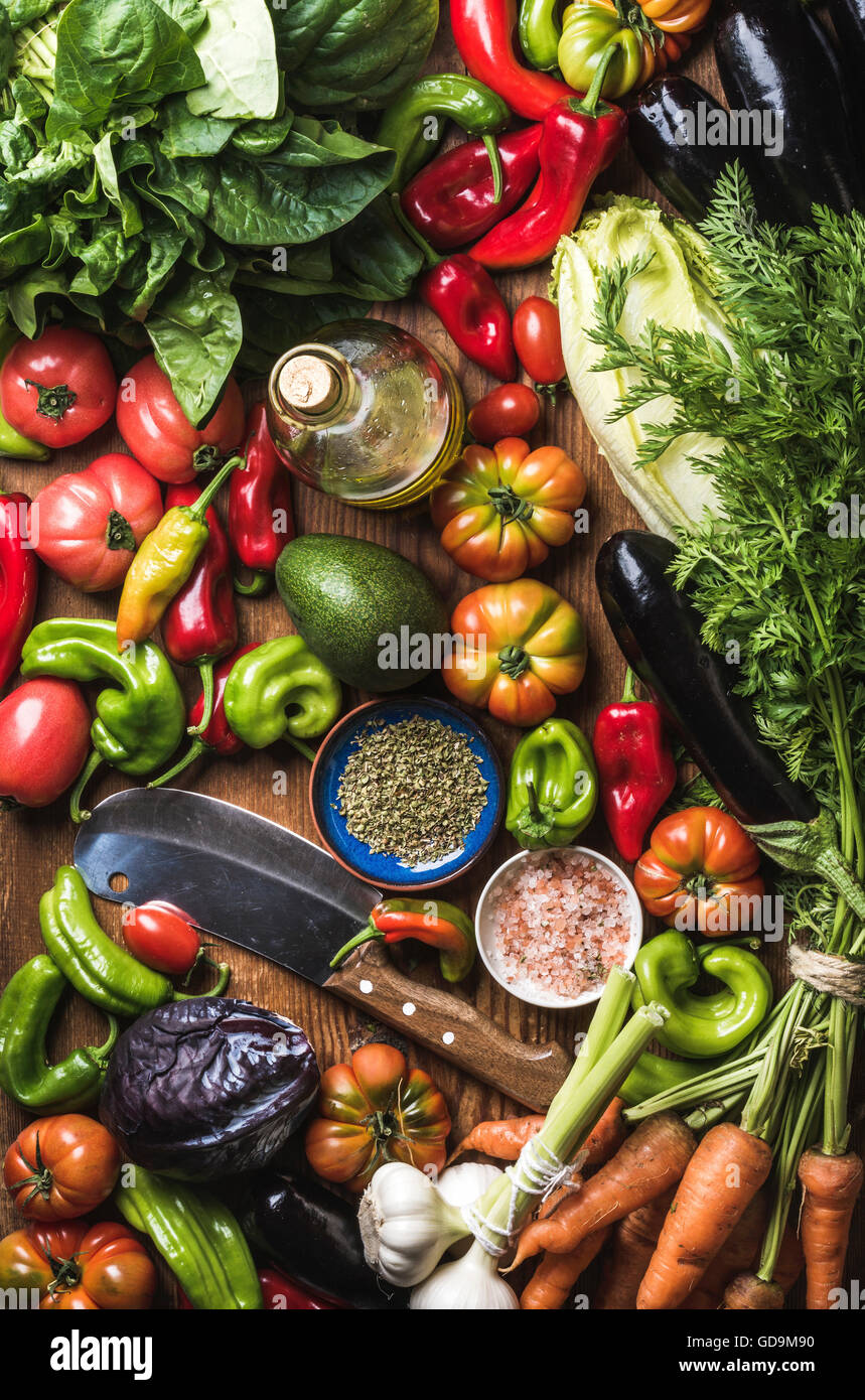 Variété de légumes crus frais pour la cuisine saine ou salade de décisions et couteau, vue du dessus. Régime alimentaire ou la nourriture végétarienne concept Banque D'Images