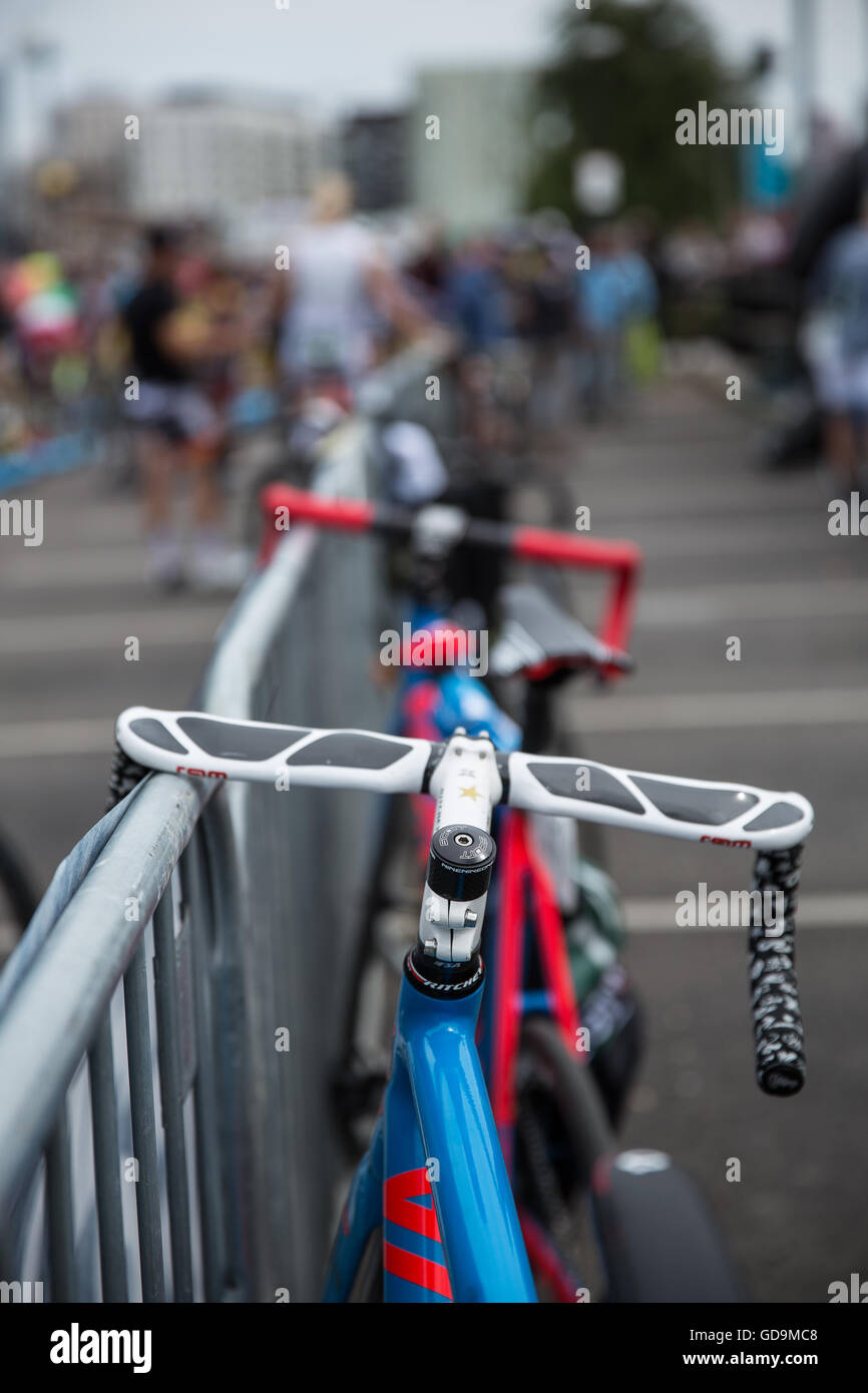 Red Hook Crit Londres 2016 Critérium cycliste vélo pignon fixe Single Speed Bycycle voie bicyclettes de course Greenwich Banque D'Images