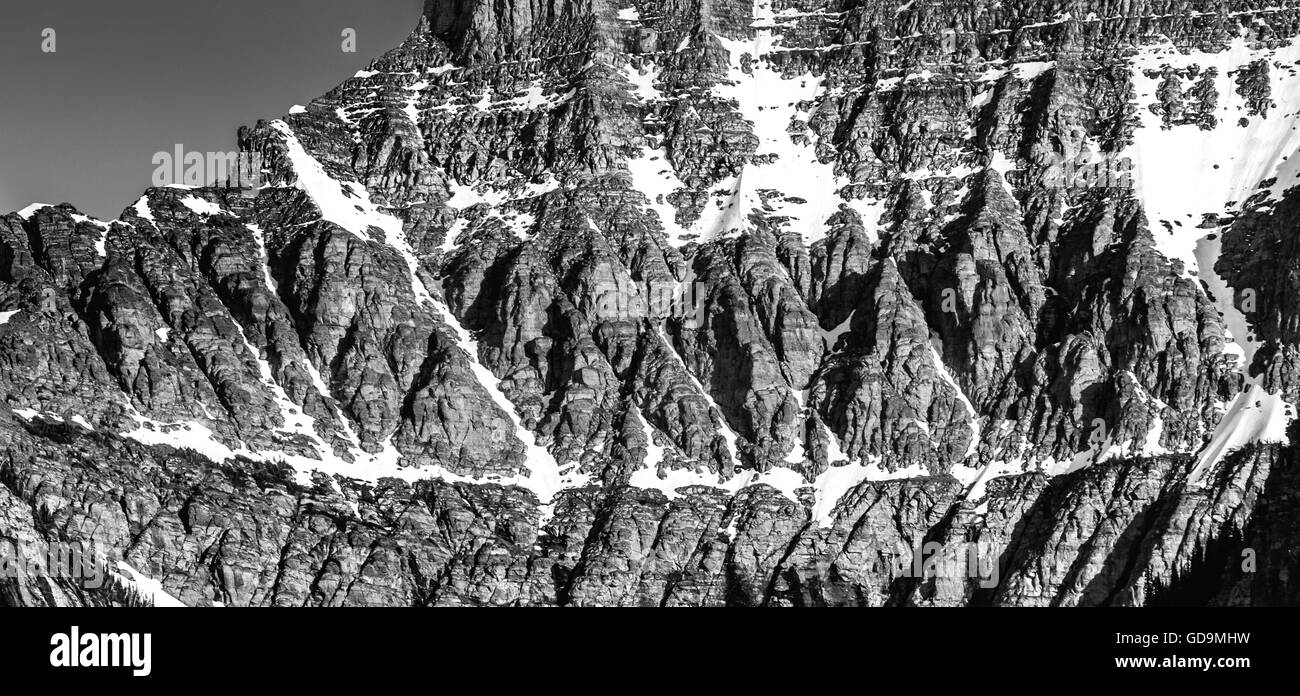 Détail sur le mont Oberlin noir et blanc montre la complexité dramatique des Montagnes Rocheuses Banque D'Images