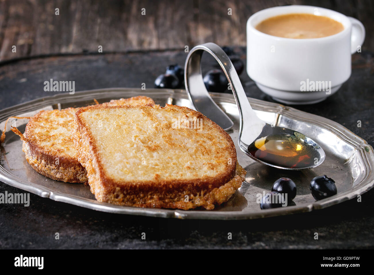 Petit-déjeuner thème. Toasts grillés avec du miel, les bleuets et tasse de café espresso, servi sur plateau vintage plus ancienne en bois backg Banque D'Images